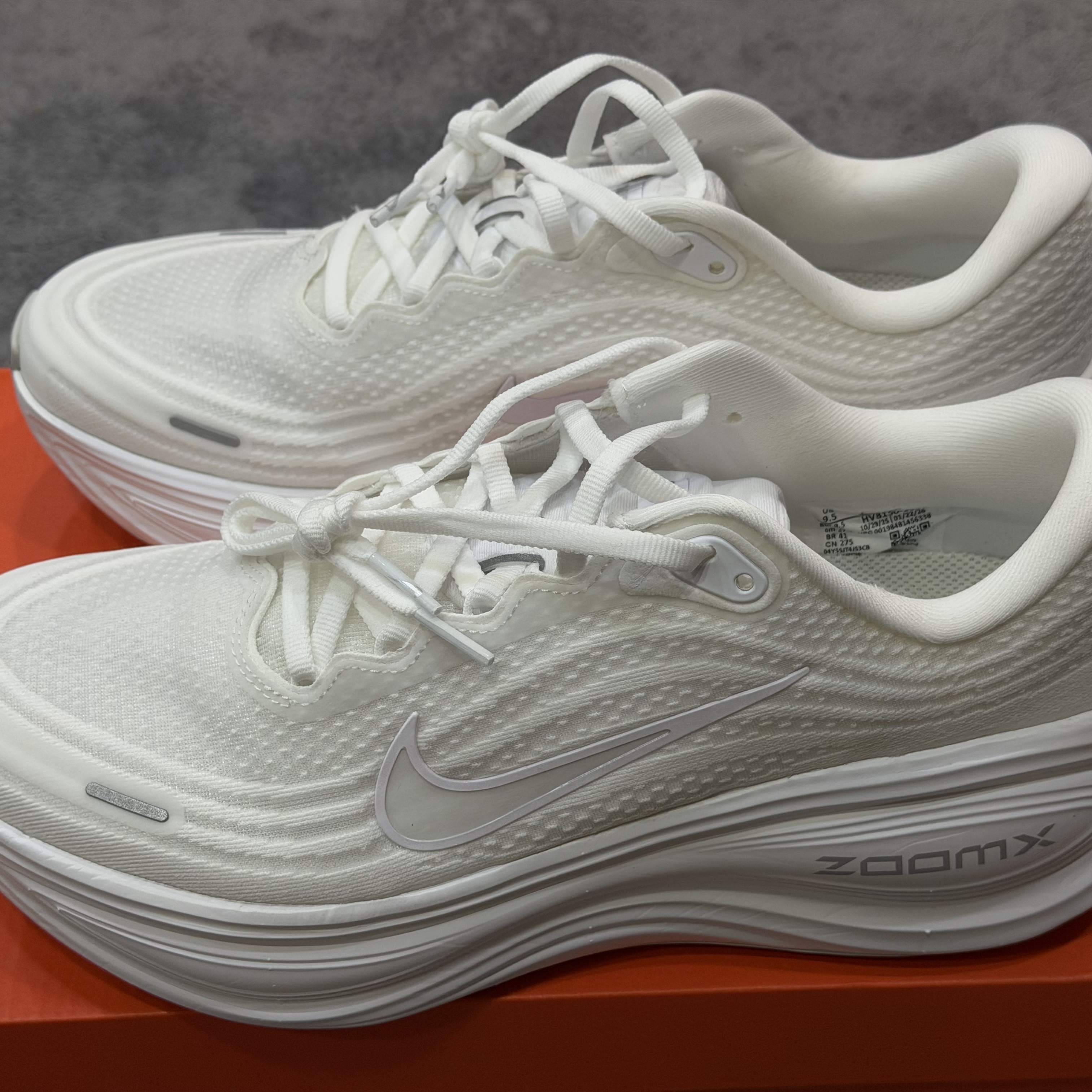 Nike Vomero Plus White Photon Dust 착용 스타일 - 1