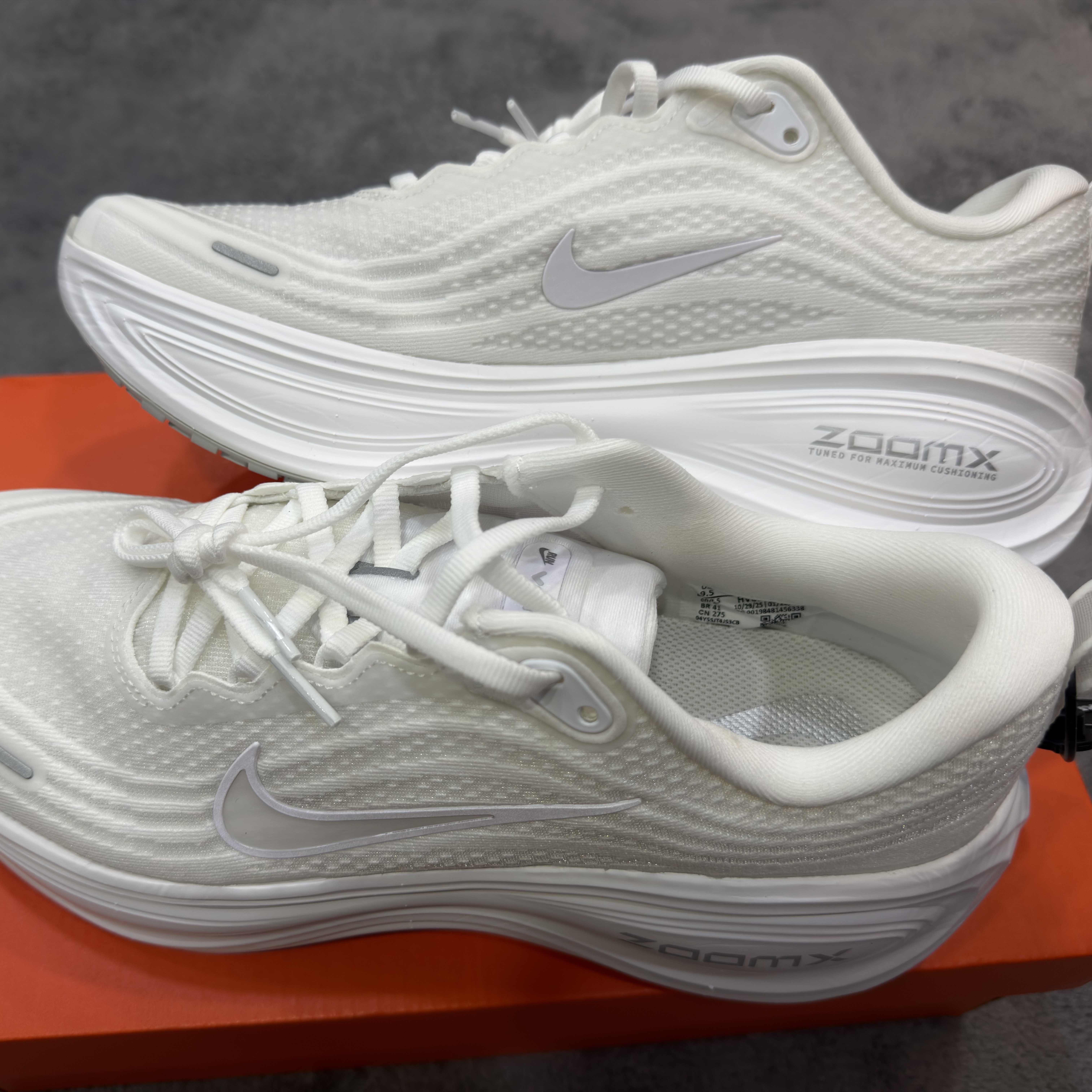 Nike Vomero Plus White Photon Dust 착용 스타일 - 2