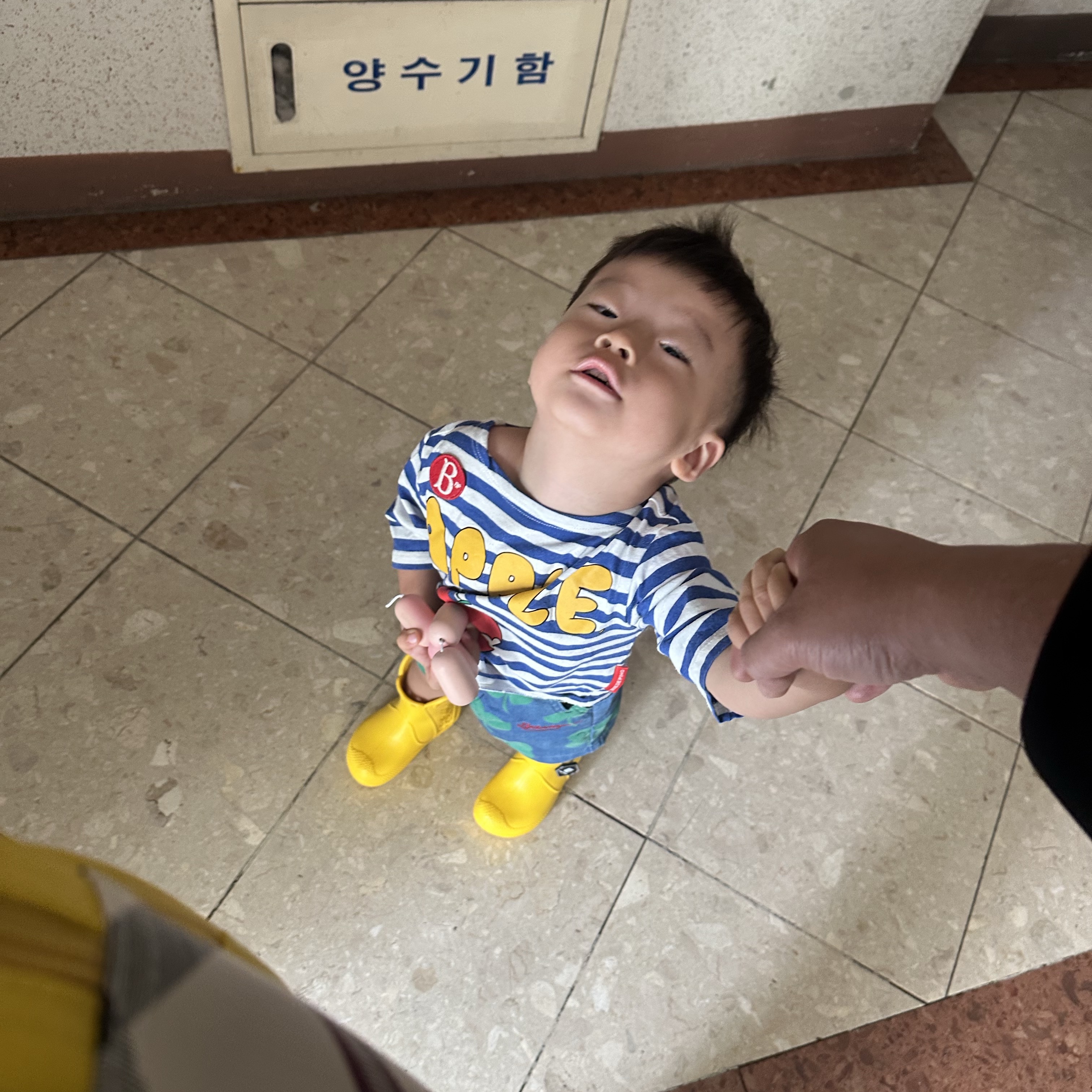 (TD) Crocs Handle It Rain Boot Yellow 착용 스타일 - 1
