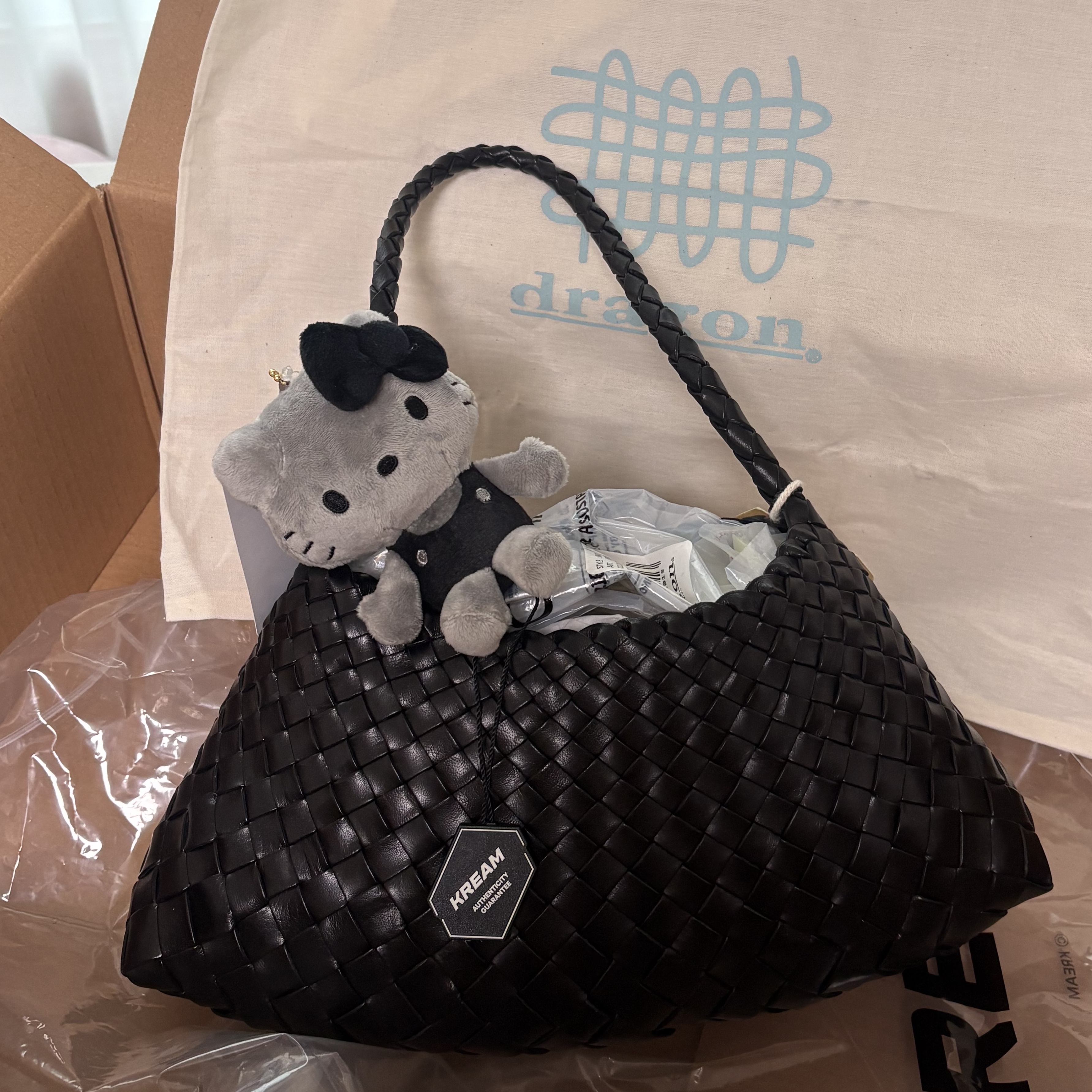 Dragon Diffusion Rosanna Black, Sanrio Hello Kitty Standard Mascot Collection Black 착용 스타일
