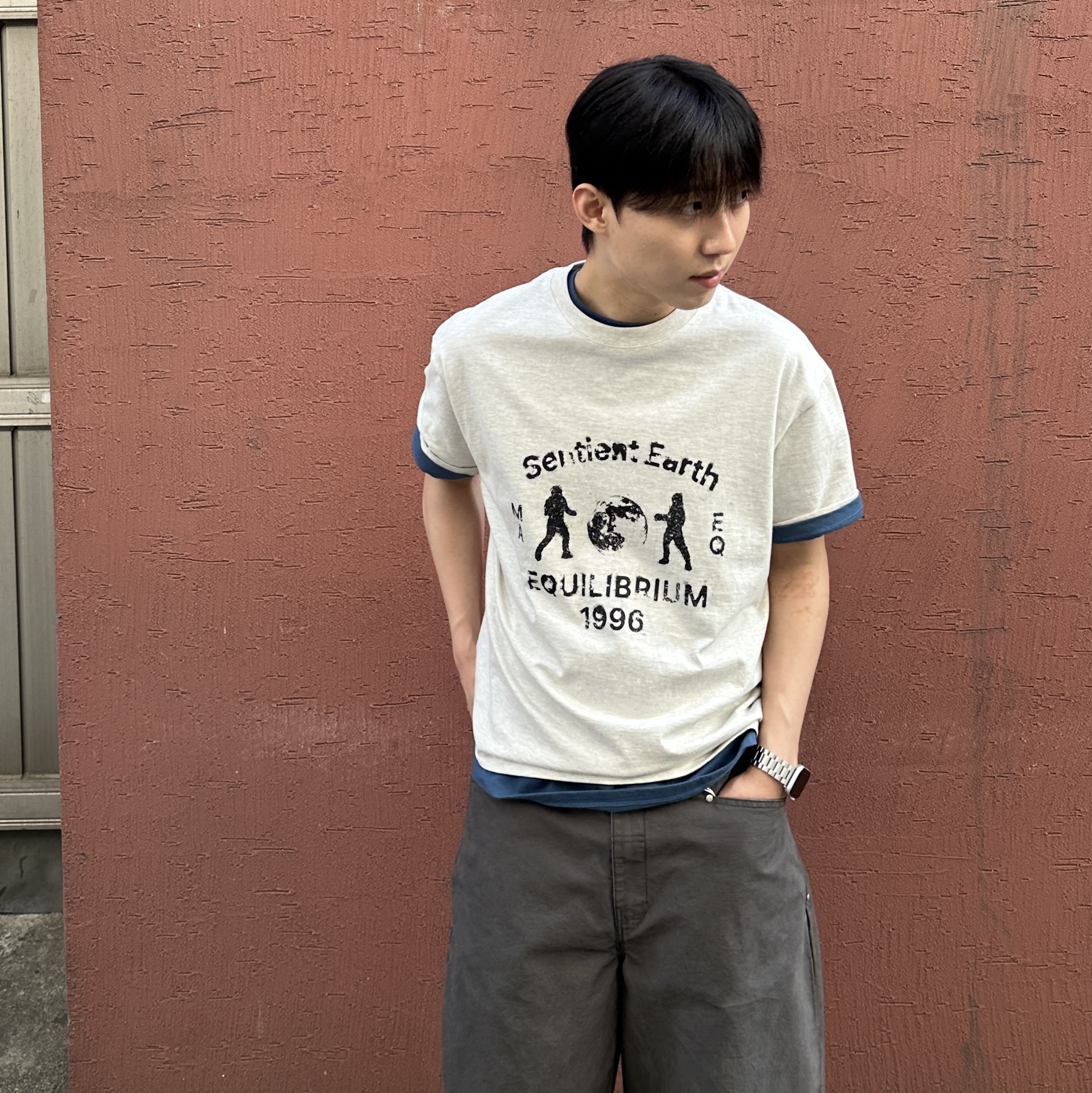 Millo Archive Sentient Earth T-Shirt Oatmeal, Millo Archive Repeat Typo T-Shirt Space Blue 착용 스타일 - 4