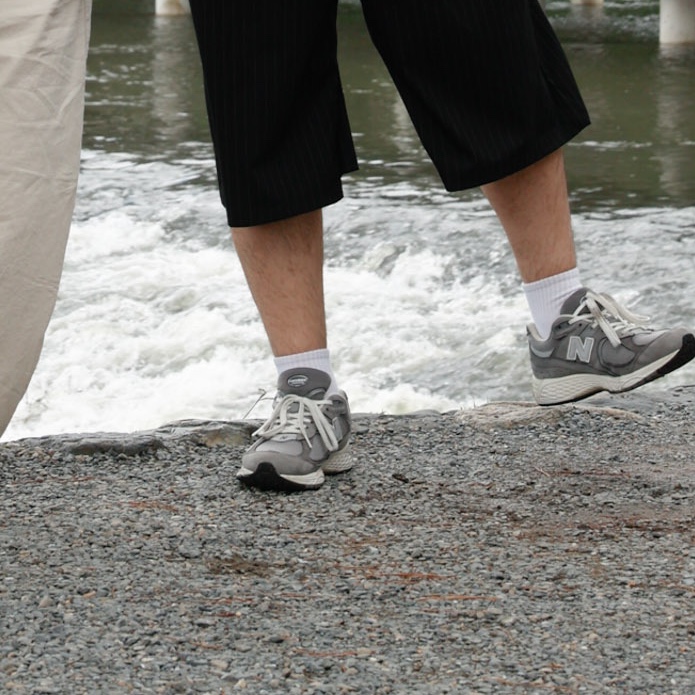 New Balance 2002R Premium Vintage Grey 착용 스타일