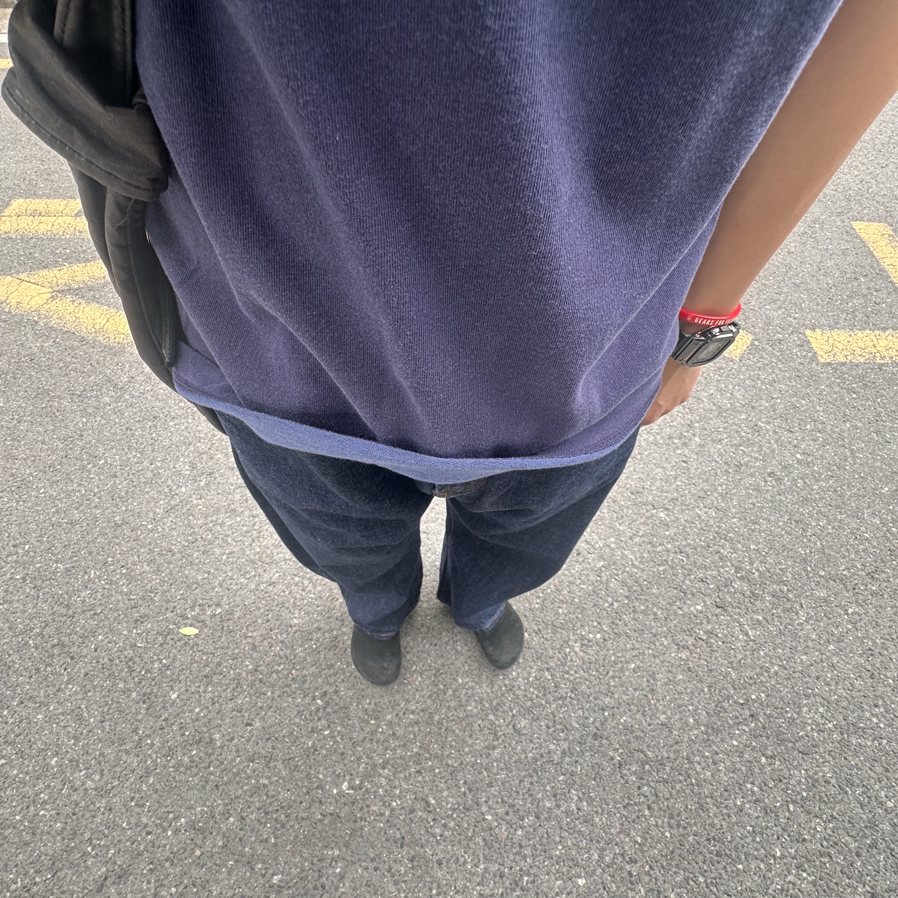 Uniqlo x JW Anderson Bi-Color T-Shirt Navy, Birkenstock Boston Soft Footbed Suede Leather Black - Regular 착용 스타일 - 2