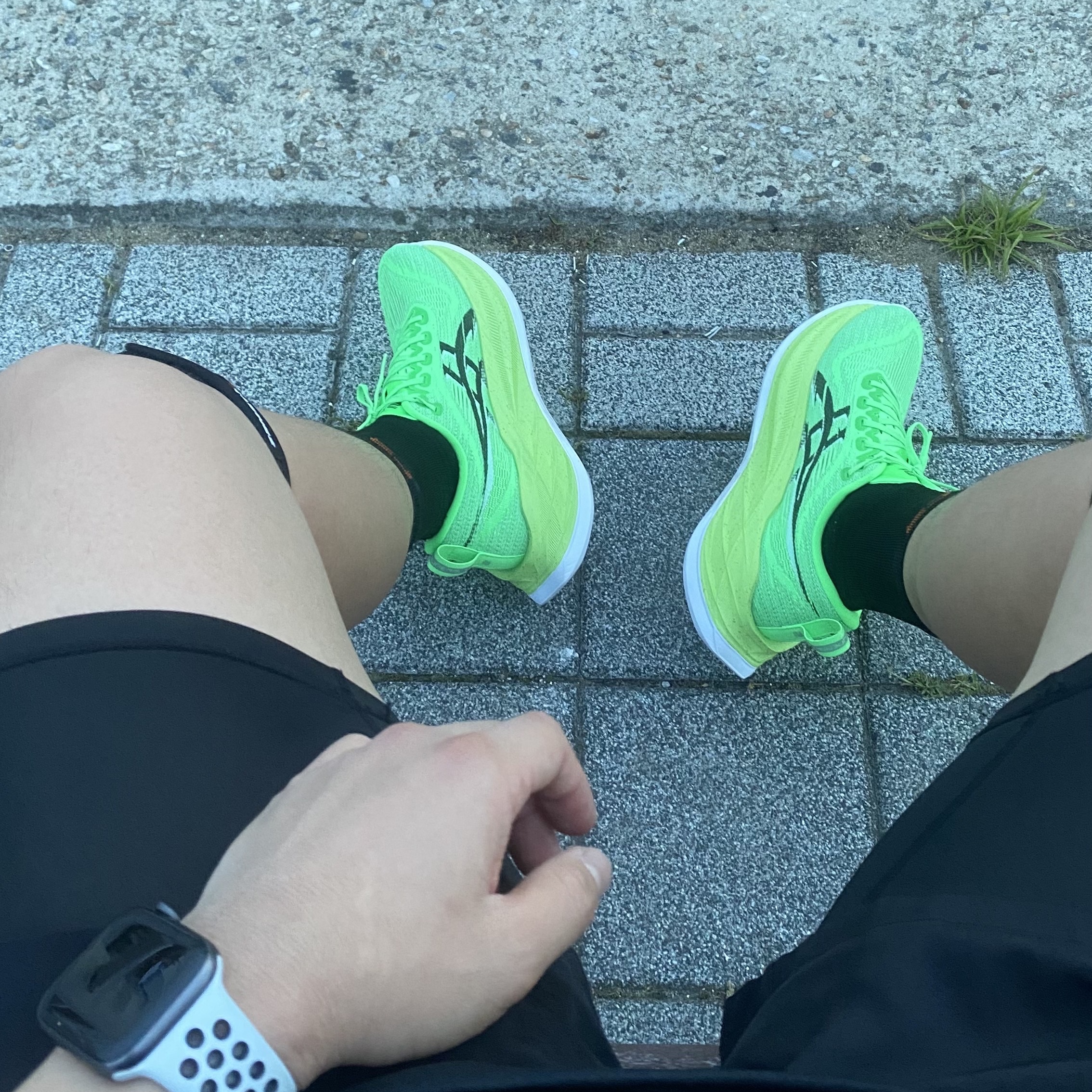 Asics Superblast 2 Ekiden Vital Green Black 착용 스타일