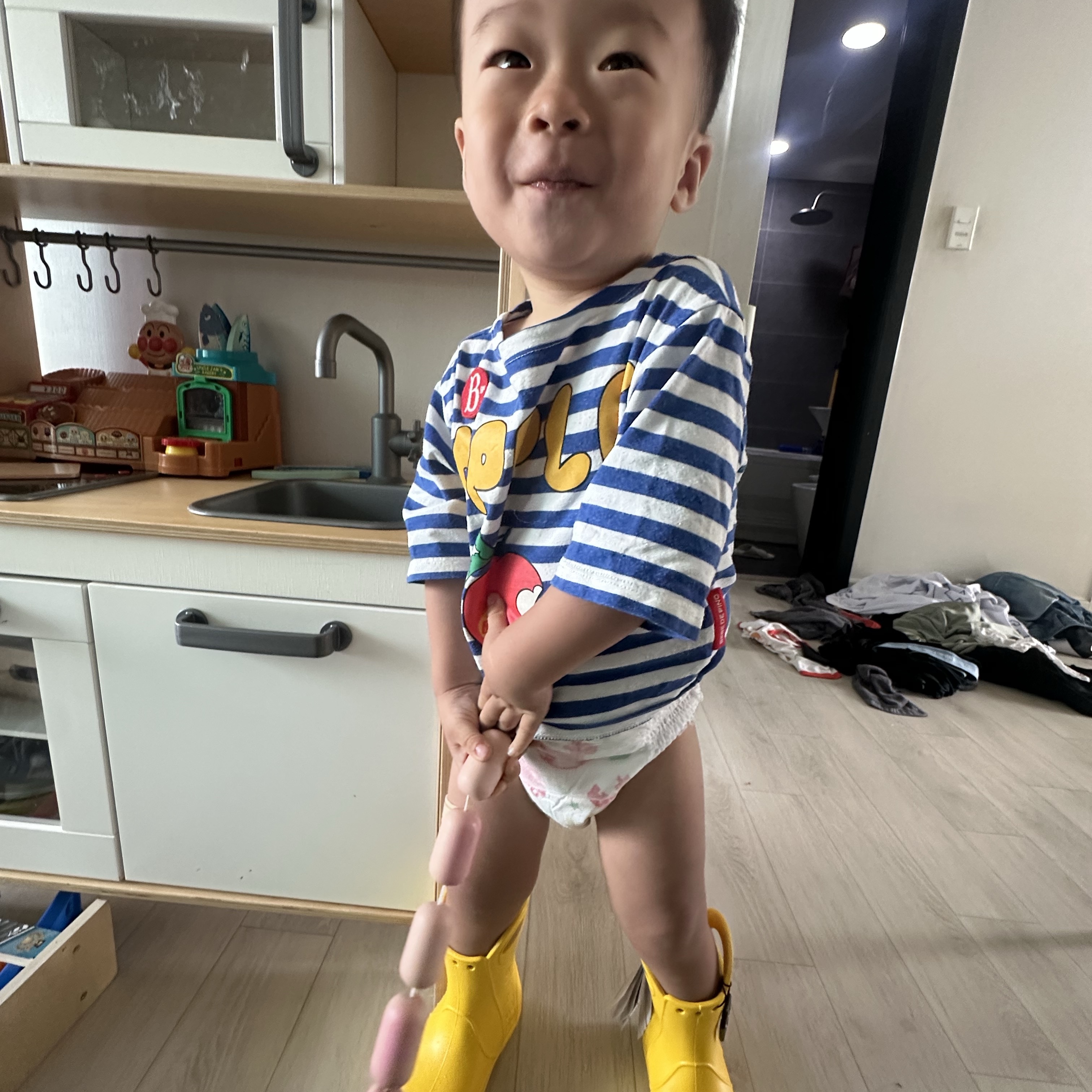 (TD) Crocs Handle It Rain Boot Yellow 착용 스타일 - 3