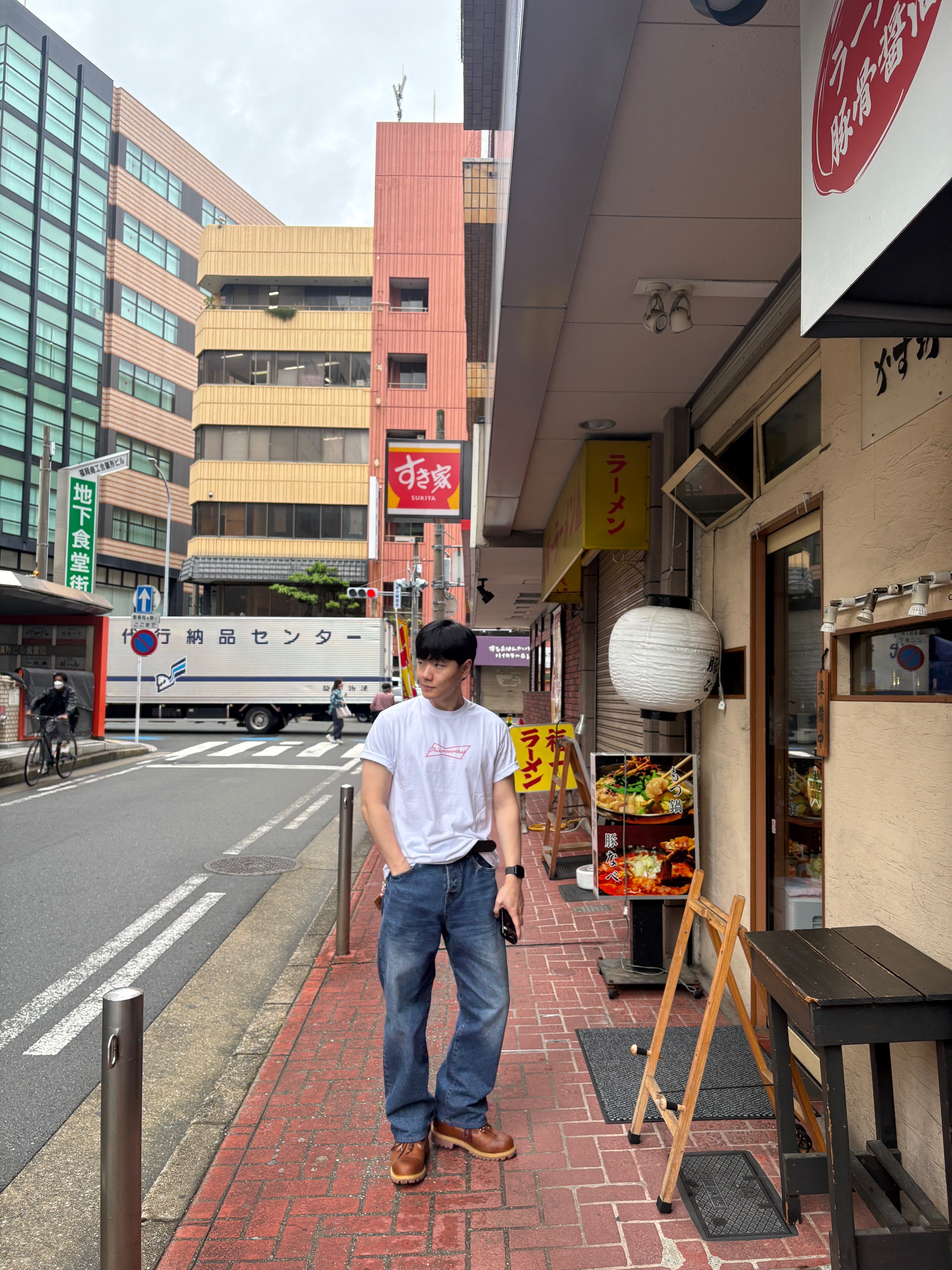 Thisisneverthat x Budweiser Amp Logo T-Shirt White, Stussy Denim Big OL' Jean Washed Blue 착용 스타일 - 1