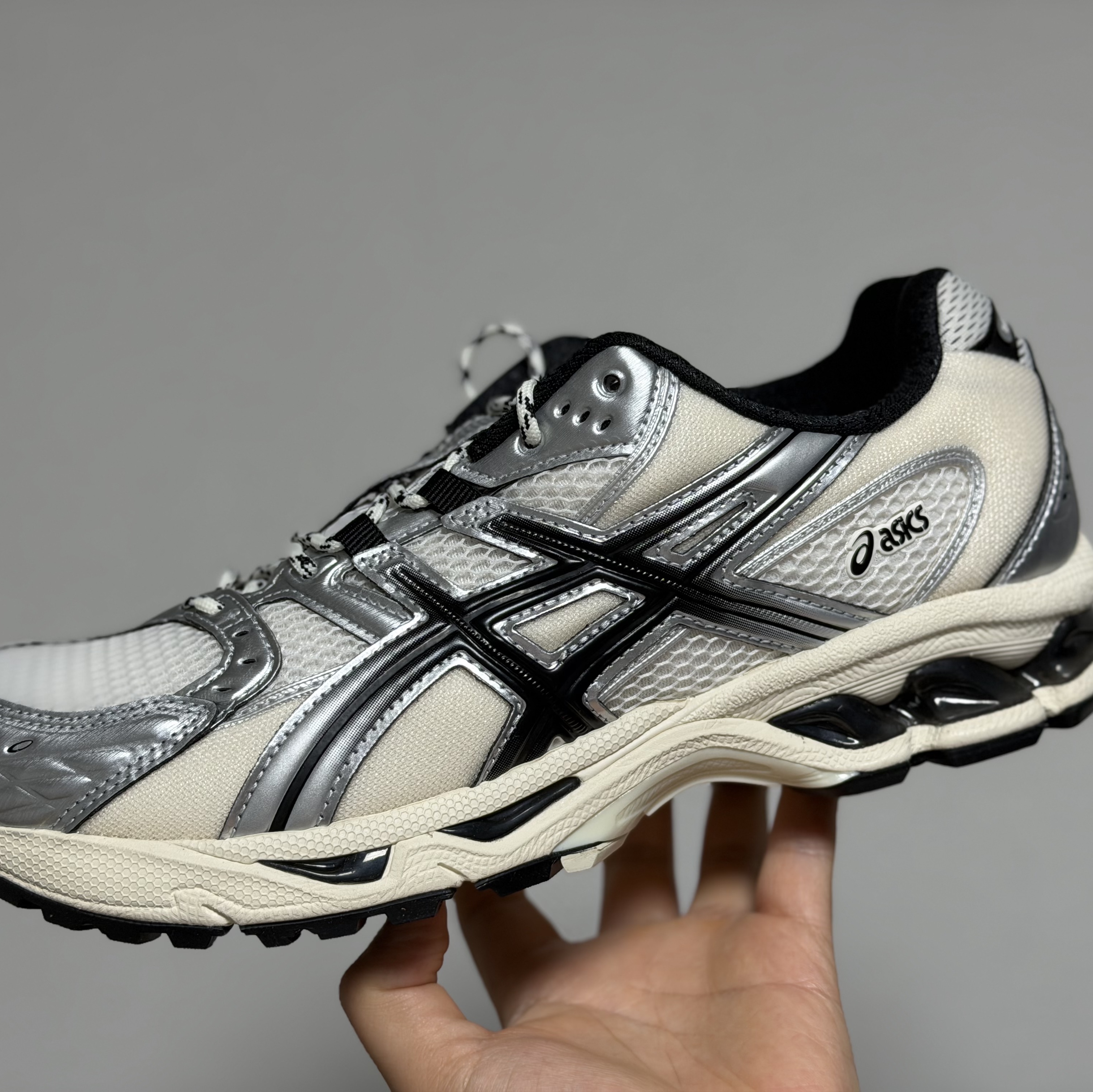 Asics Gel-Nimbus 10.1 Cream Black 착용 스타일