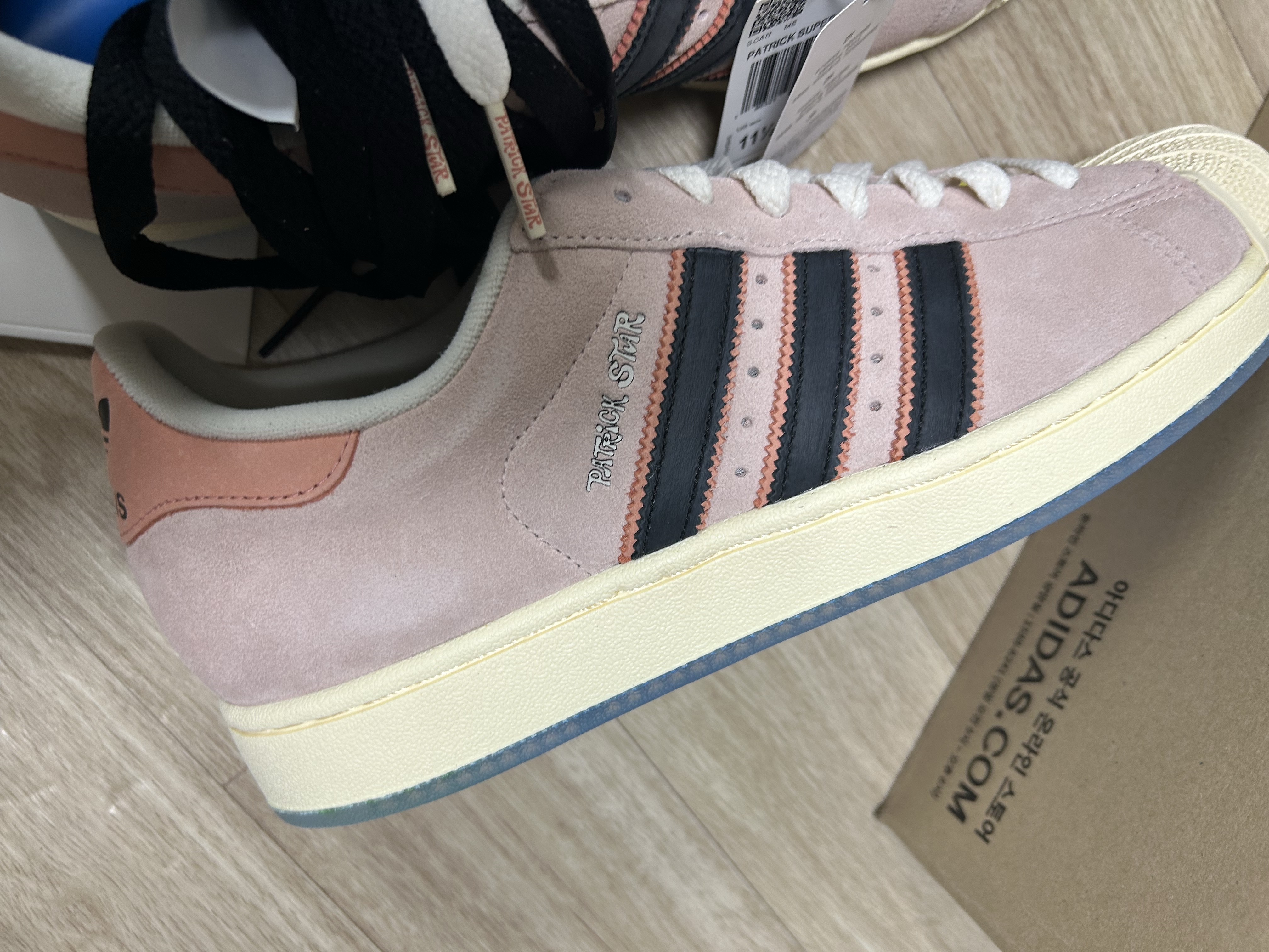 Adidas x Spongebob Patrick Superstar Black Core Black 착용 스타일