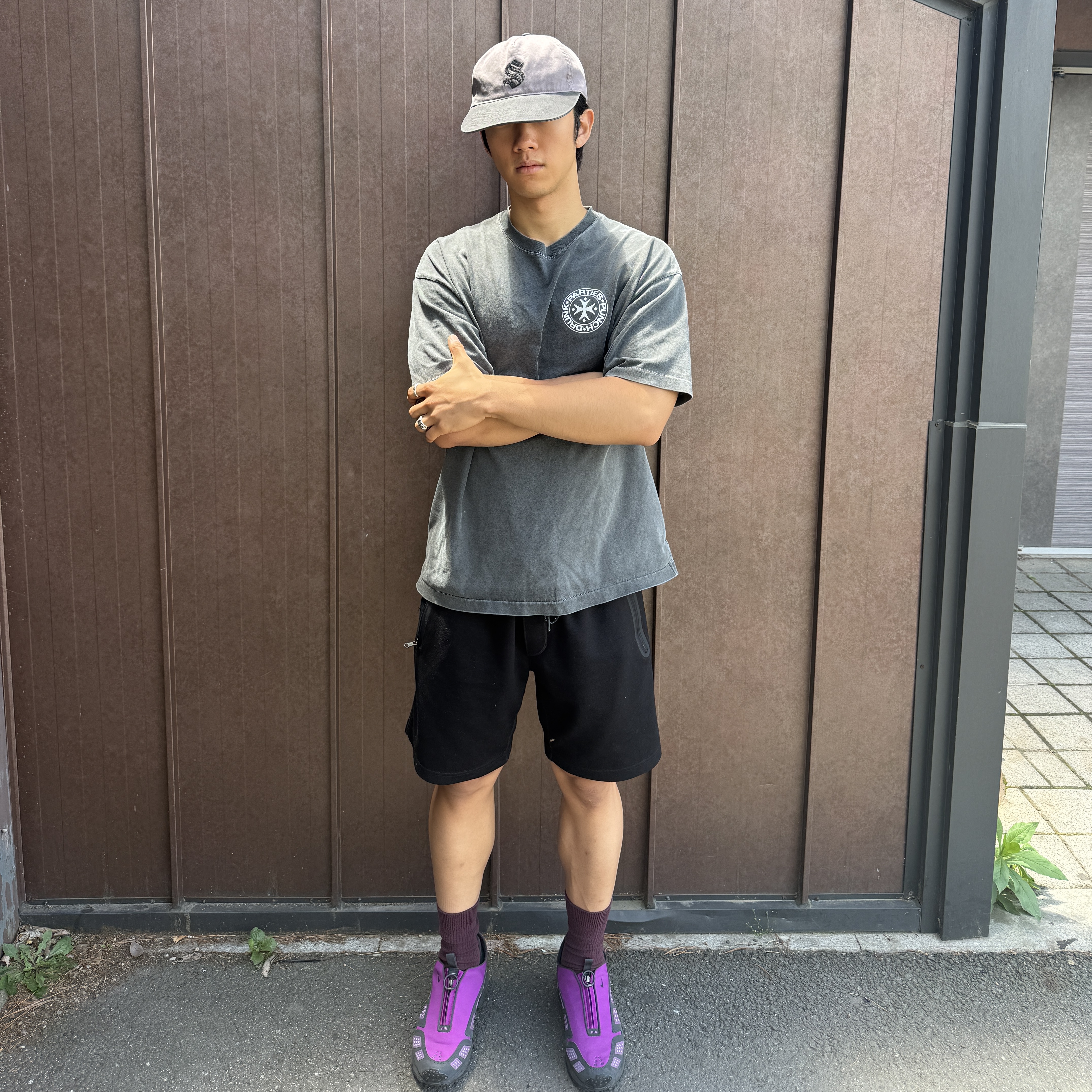[예약 배송] Sunday Ceremony Old English Vintage Logo Cap - Lavender, Sunday Ceremony Sy Logo 5 Panel Cotton Cap - Brown 착용 스타일 - 3