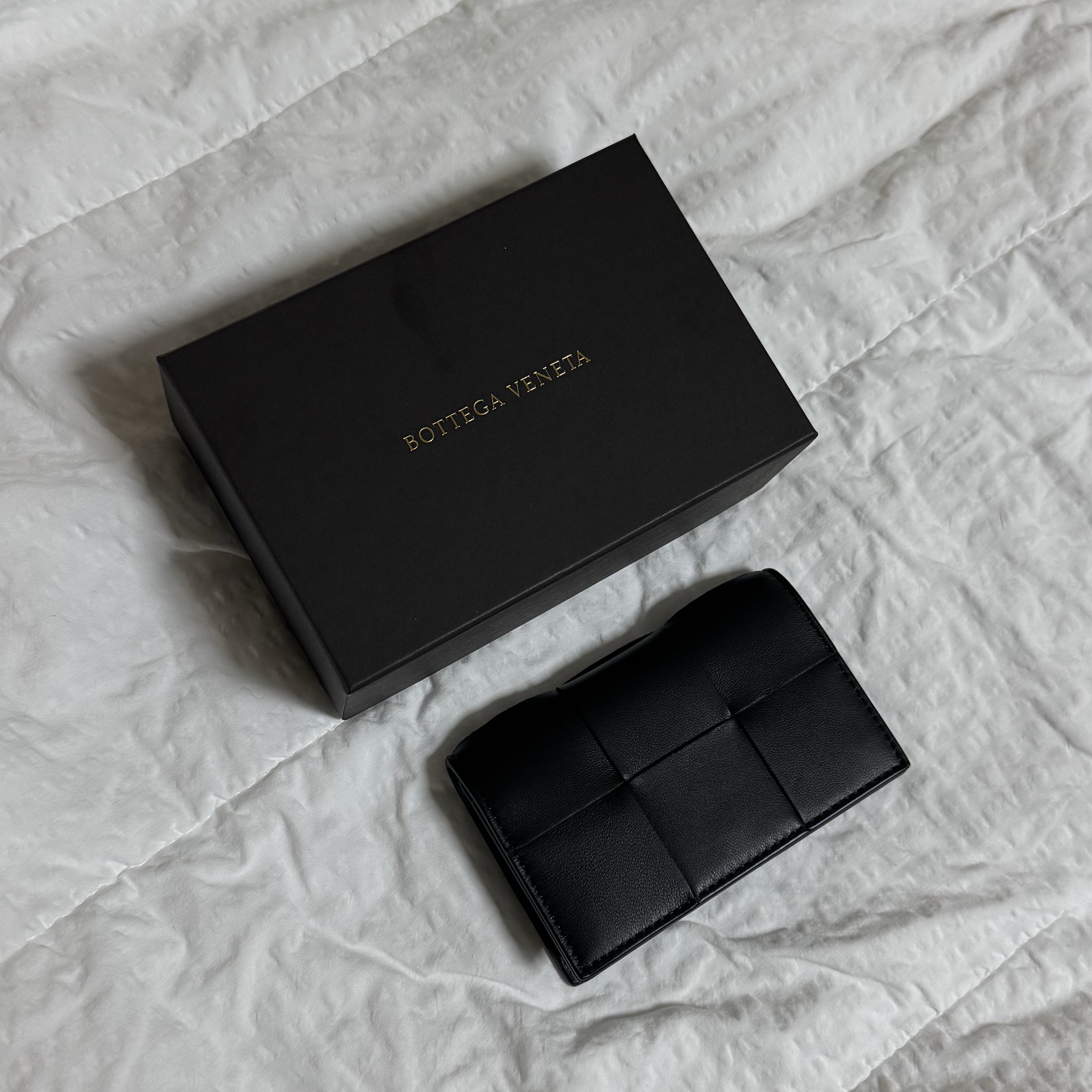 Bottega Veneta Cassette Business Card Case Black 착용 스타일
