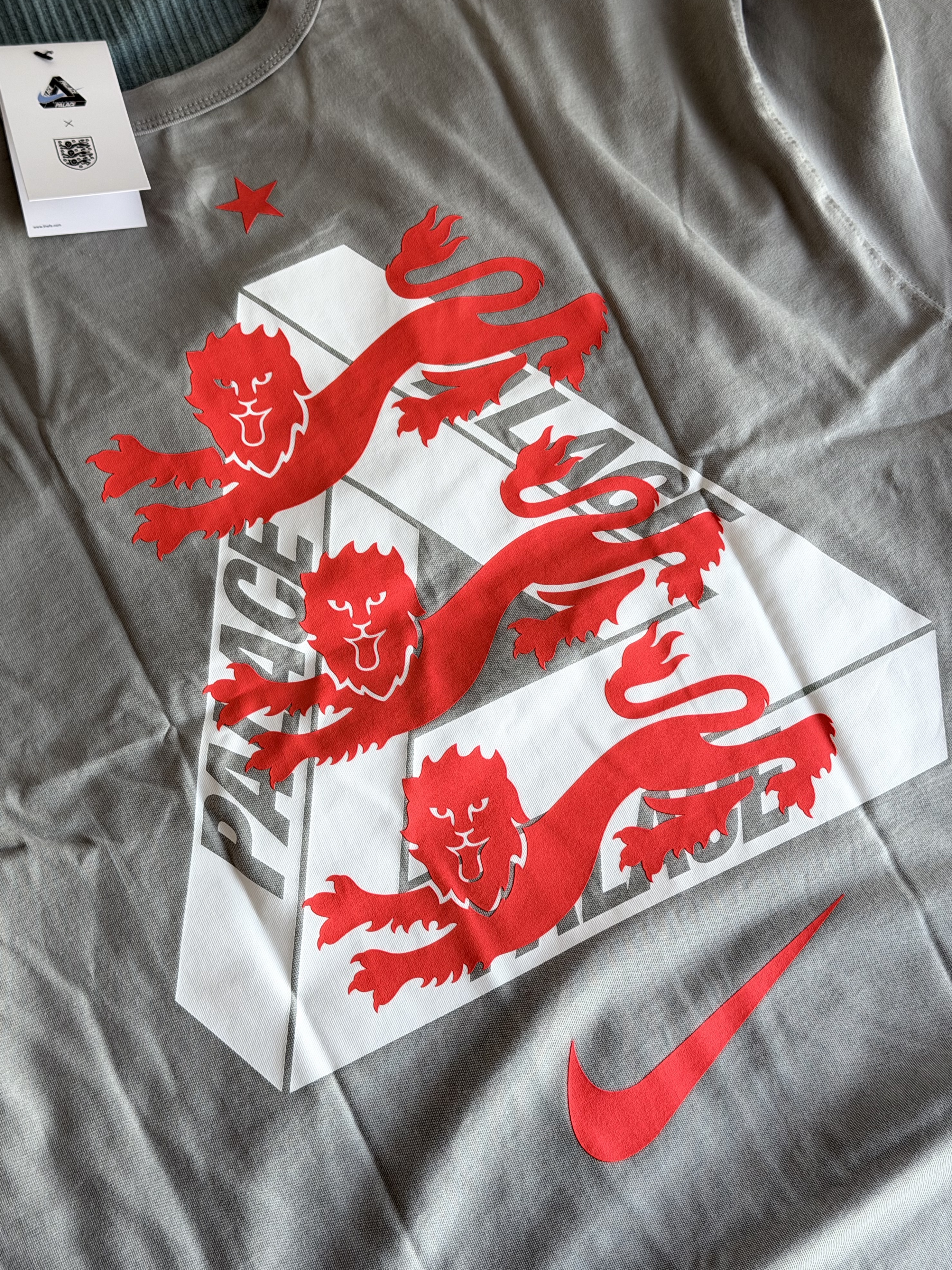 Palace x Nike England Short Sleeve Soccer Jersey Pewter Grey Bright Crimson, Palace x Nike England T-Shirt Pewter Grey 착용 스타일 - 3