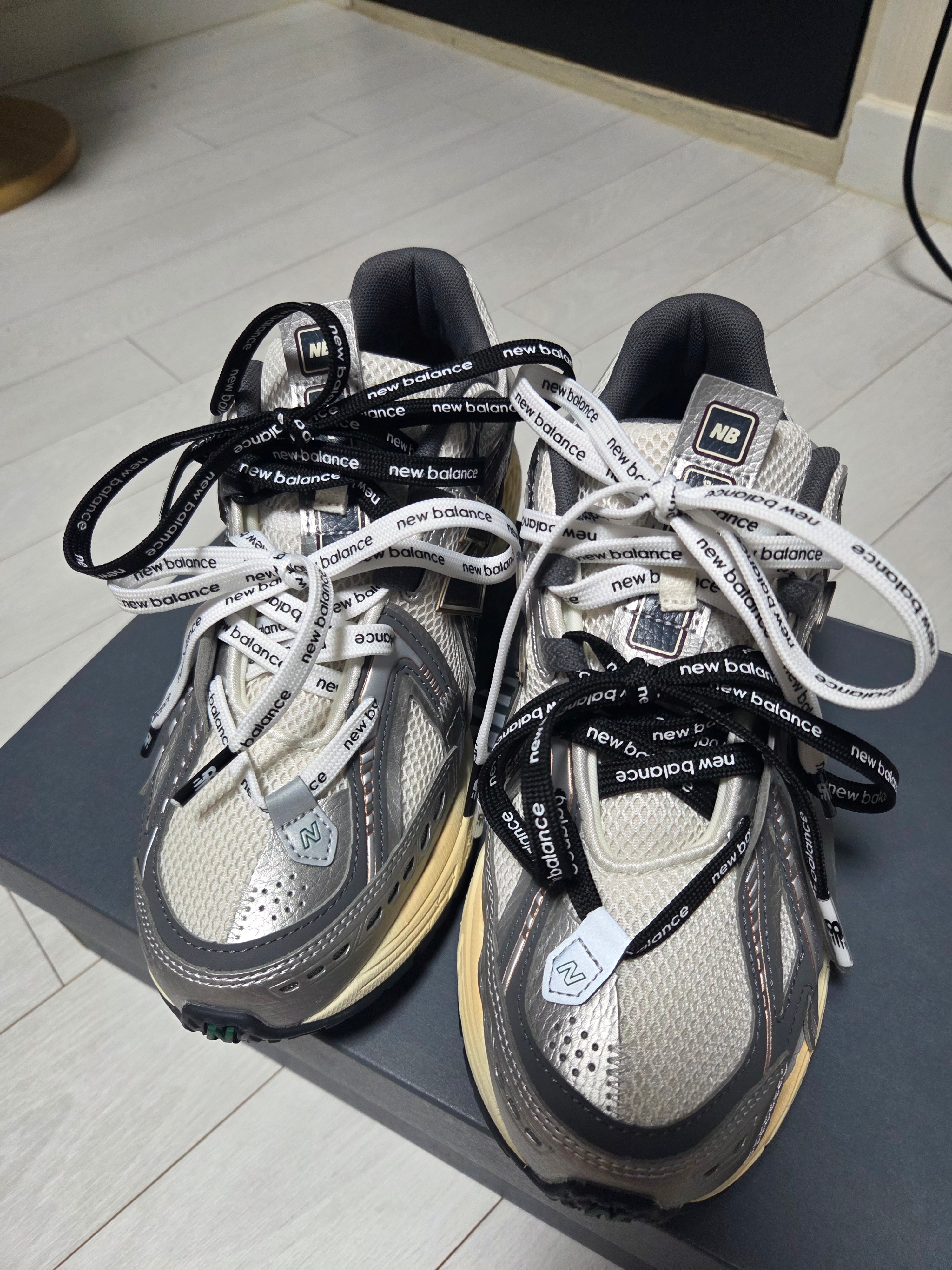New Balance 1906A Silver Metallic Castlerock 착용 스타일