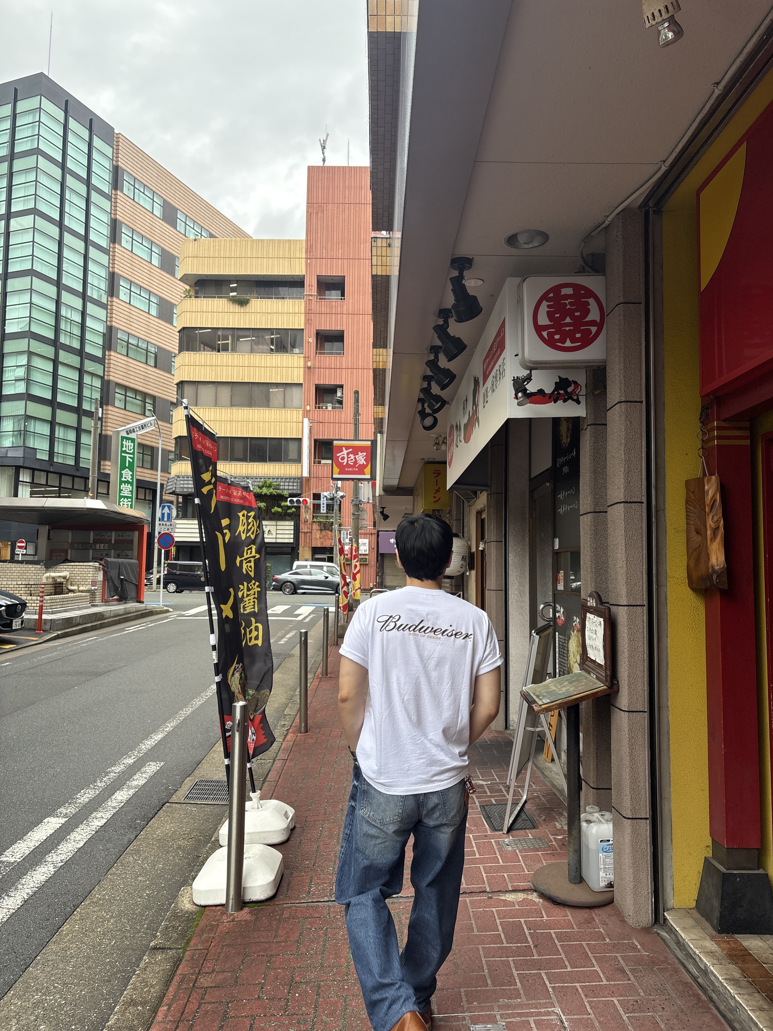 Thisisneverthat x Budweiser Amp Logo T-Shirt White, Stussy Denim Big OL' Jean Washed Blue 착용 스타일 - 3