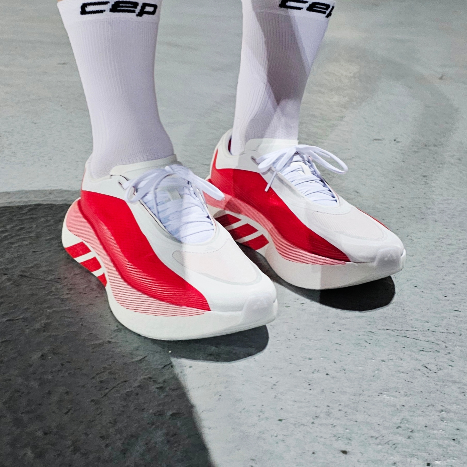 Adidas Hyperboost Edge Cloud White Pure Ruby 착용 스타일