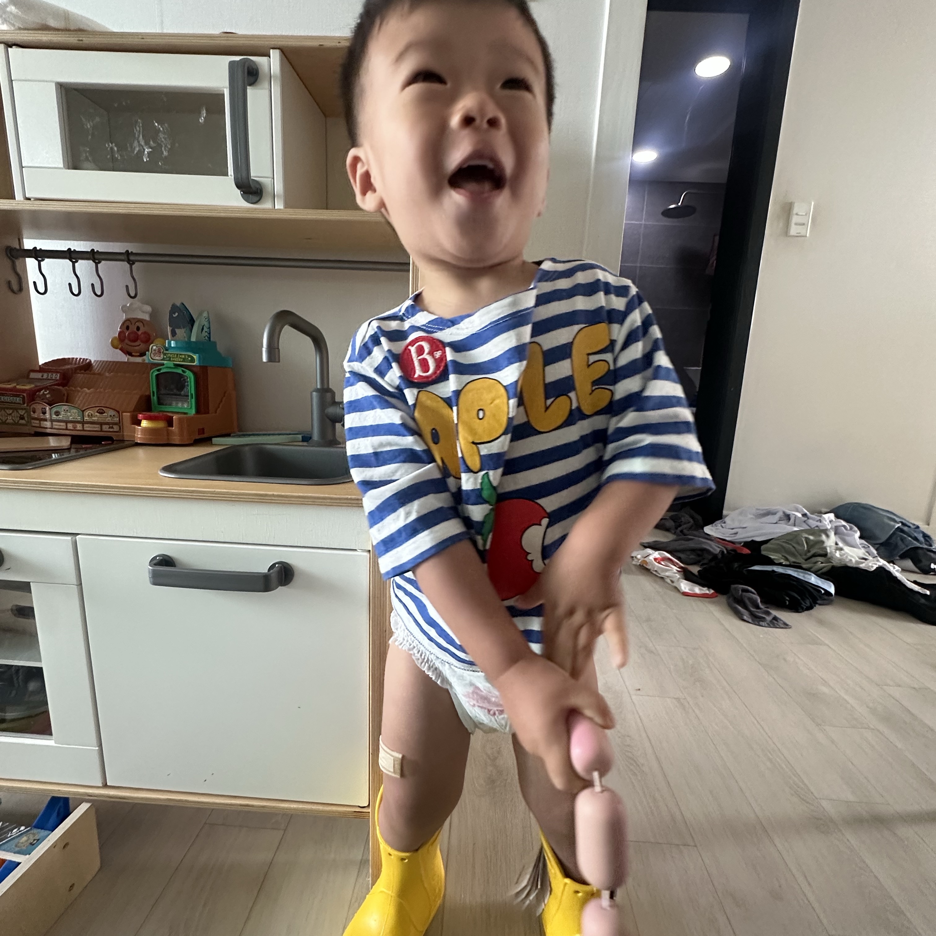 (TD) Crocs Handle It Rain Boot Yellow 착용 스타일 - 2