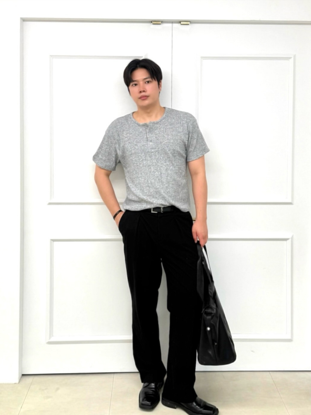 Knitted Henley Neck Crop Knit T-Shirts Grey 착용 스타일 - 2