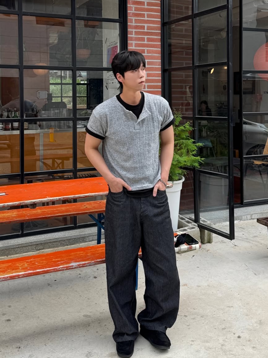 Knitted Henley Neck Crop Knit T-Shirts Grey 착용 스타일 - 1