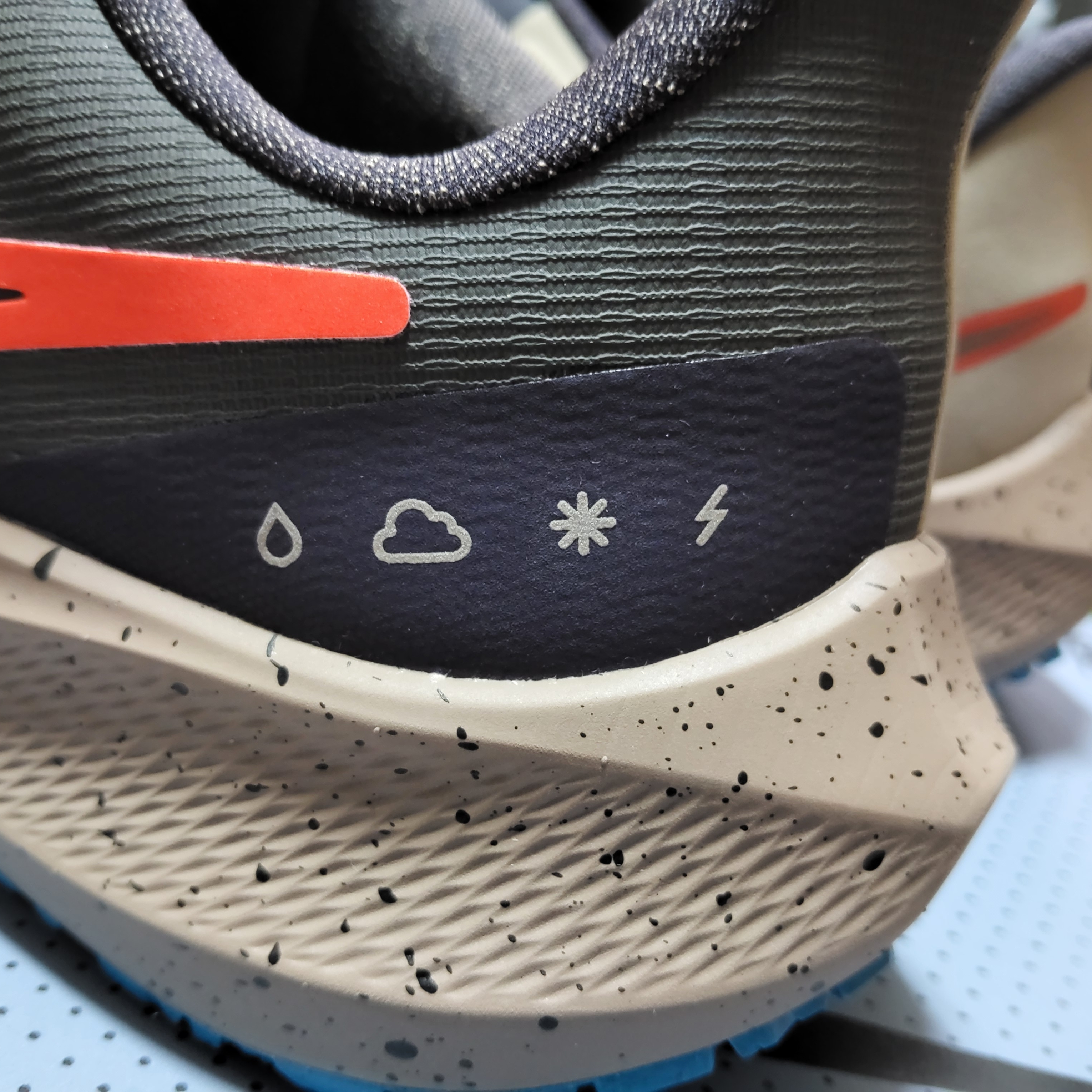 Nike Air Zoom Pegasus 39 Shield Medium Ash Khaki 착용 스타일 - 6