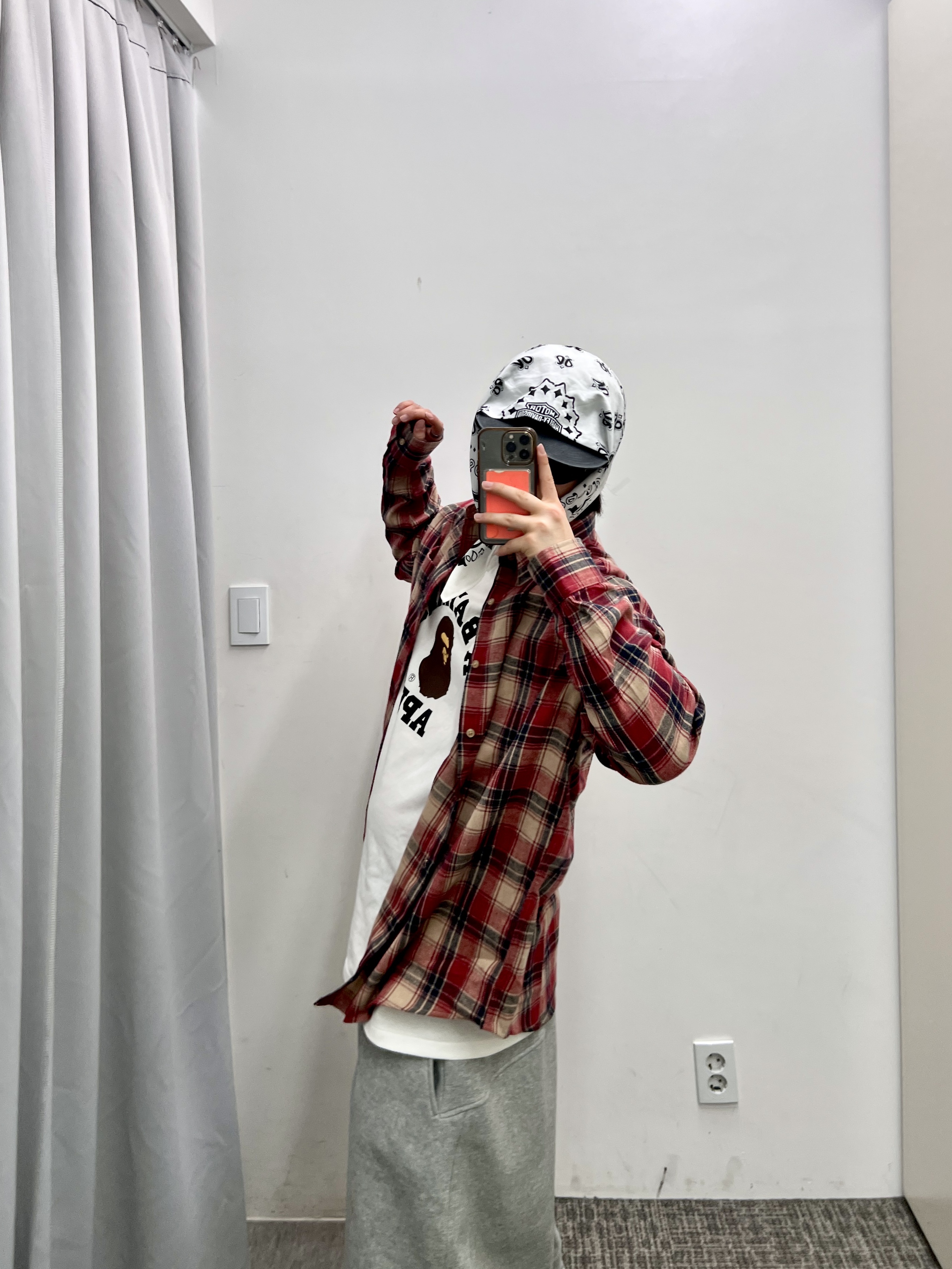 BAPE College T-Shirt White, Balenciaga Rubber Space Shoe Matte Black 착용 스타일 - 2