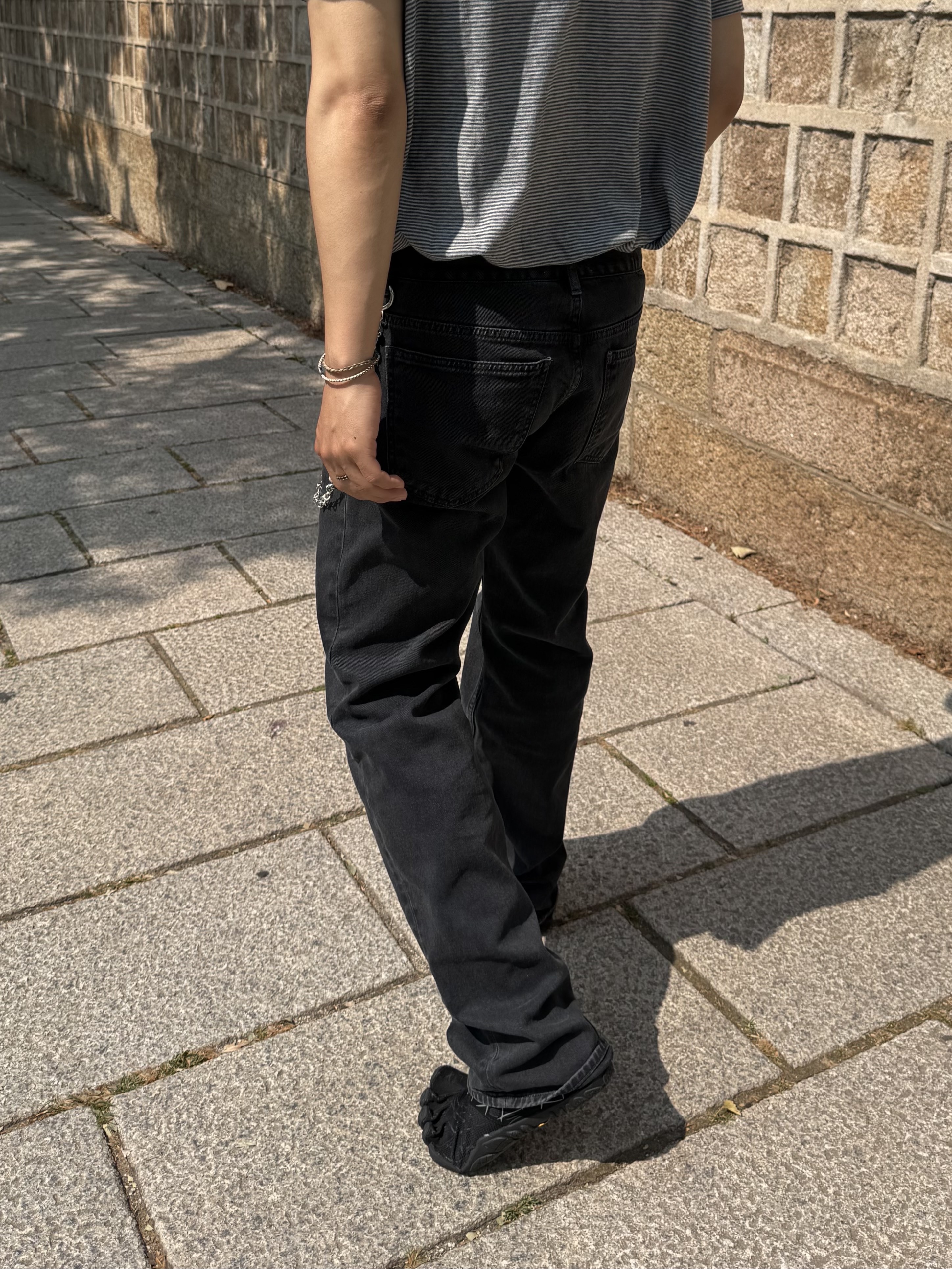 Gentle Monster x Maison Margiela MM007 Black Black, Vibram Fivefingers Seeya LS Evo Black Reflective - 26SS 착용 스타일 - 7