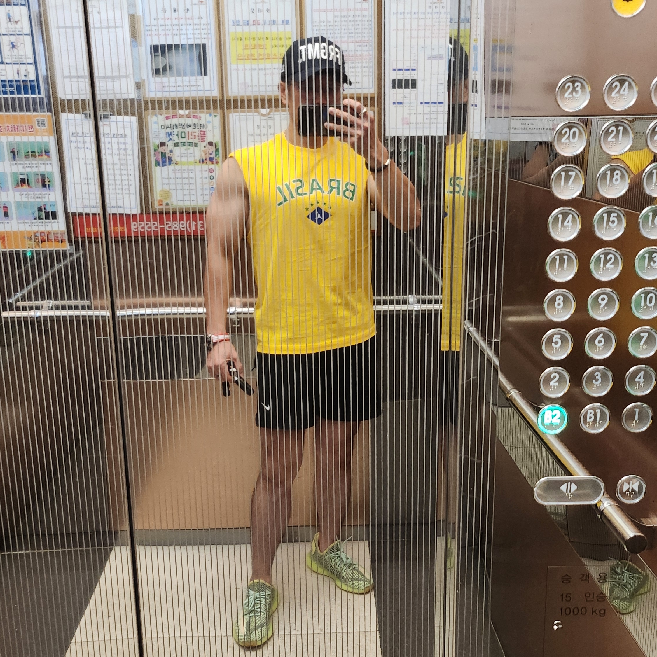 Nike x Drake Nocta Cardinal Fleece Shorts Black White - Asia, Adidas Yeezy Boost 350 V2 Yeezreel - Non-Reflective 착용 스타일 - 1