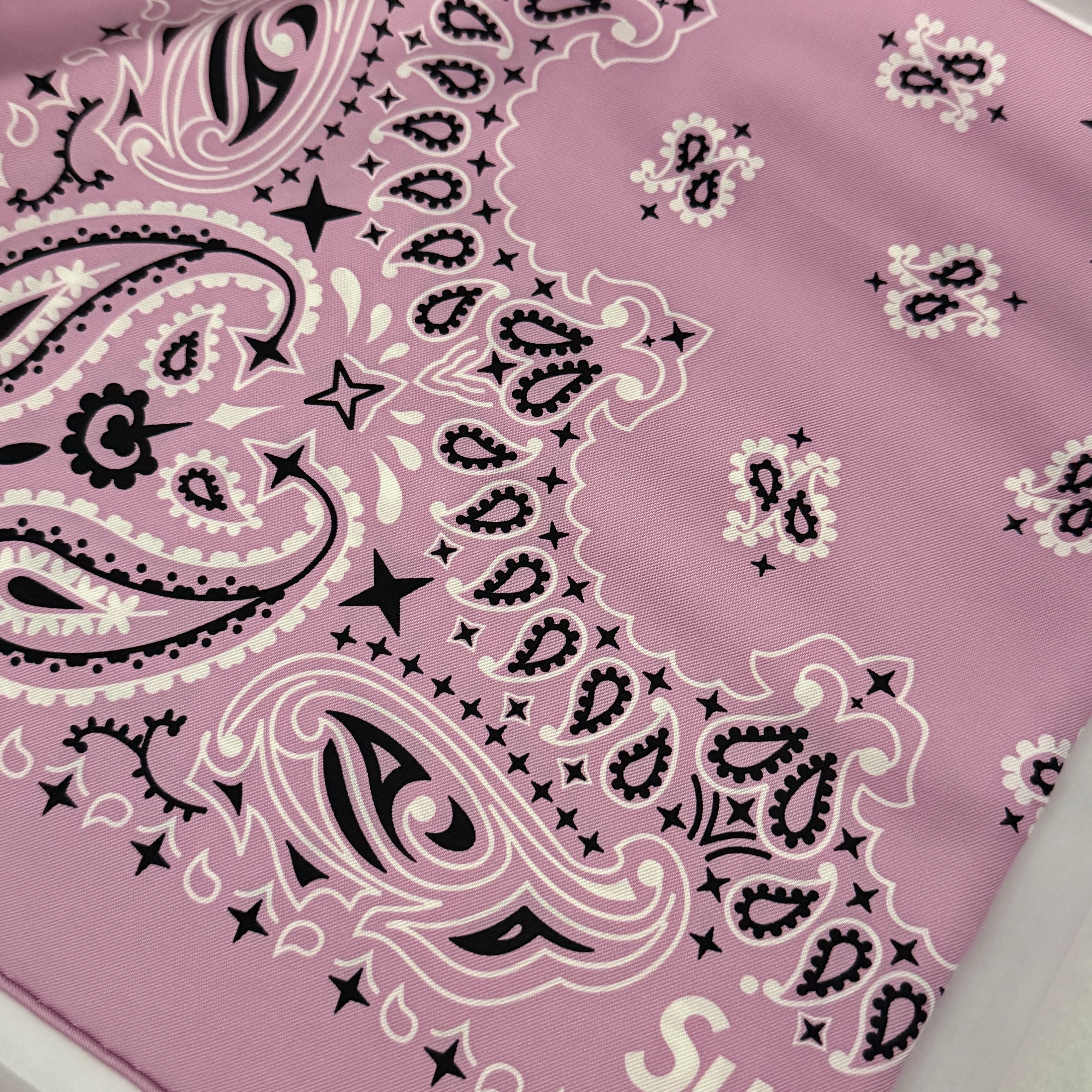 Supreme Silk Bandana Pink - 25SS 착용 스타일