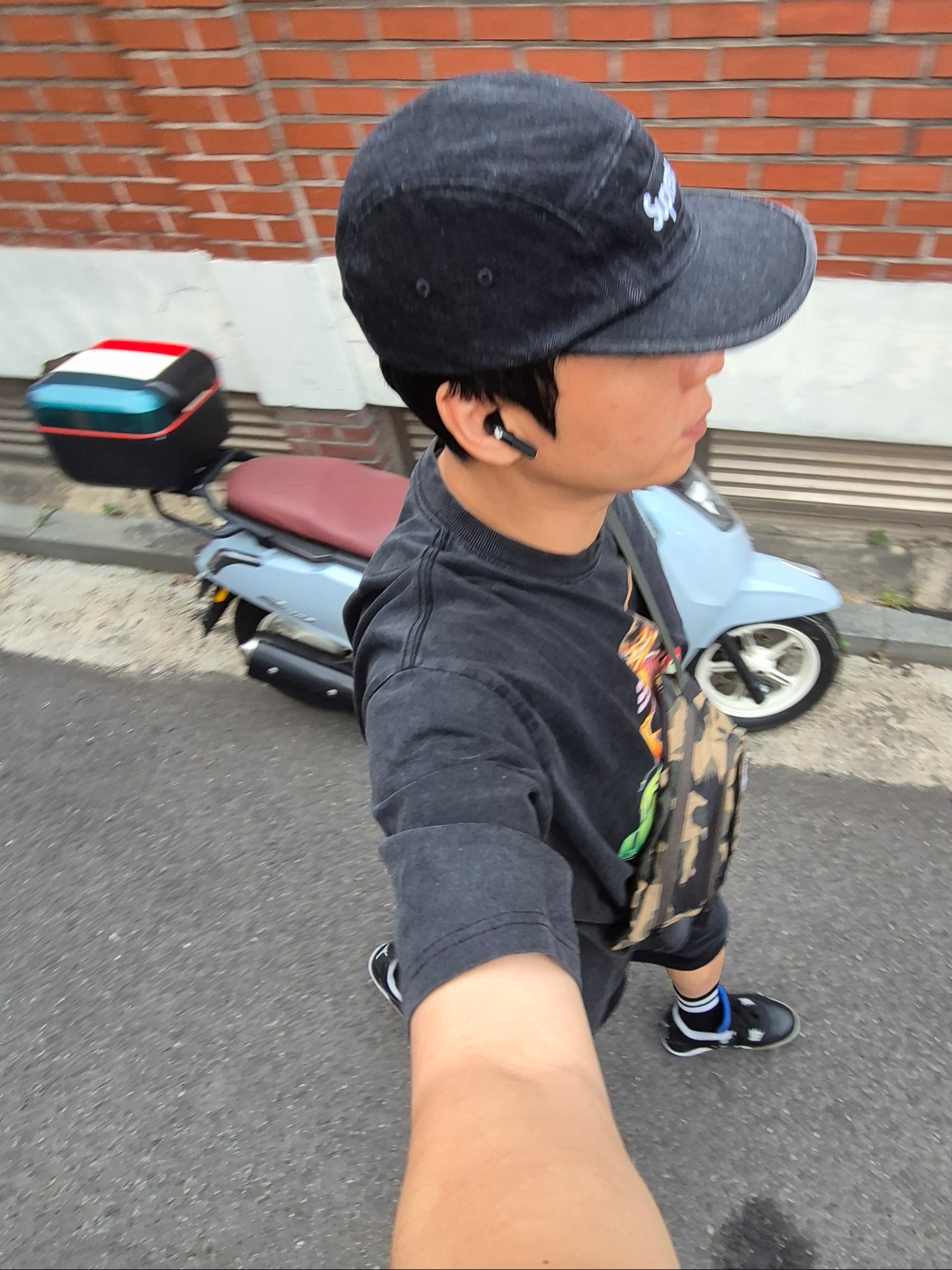 [7% 적립] Marshall Minor Ⅳ Black (Sovico AV Ver.), Supreme Denim Camp Cap Black - 24FW 착용 스타일 - 1