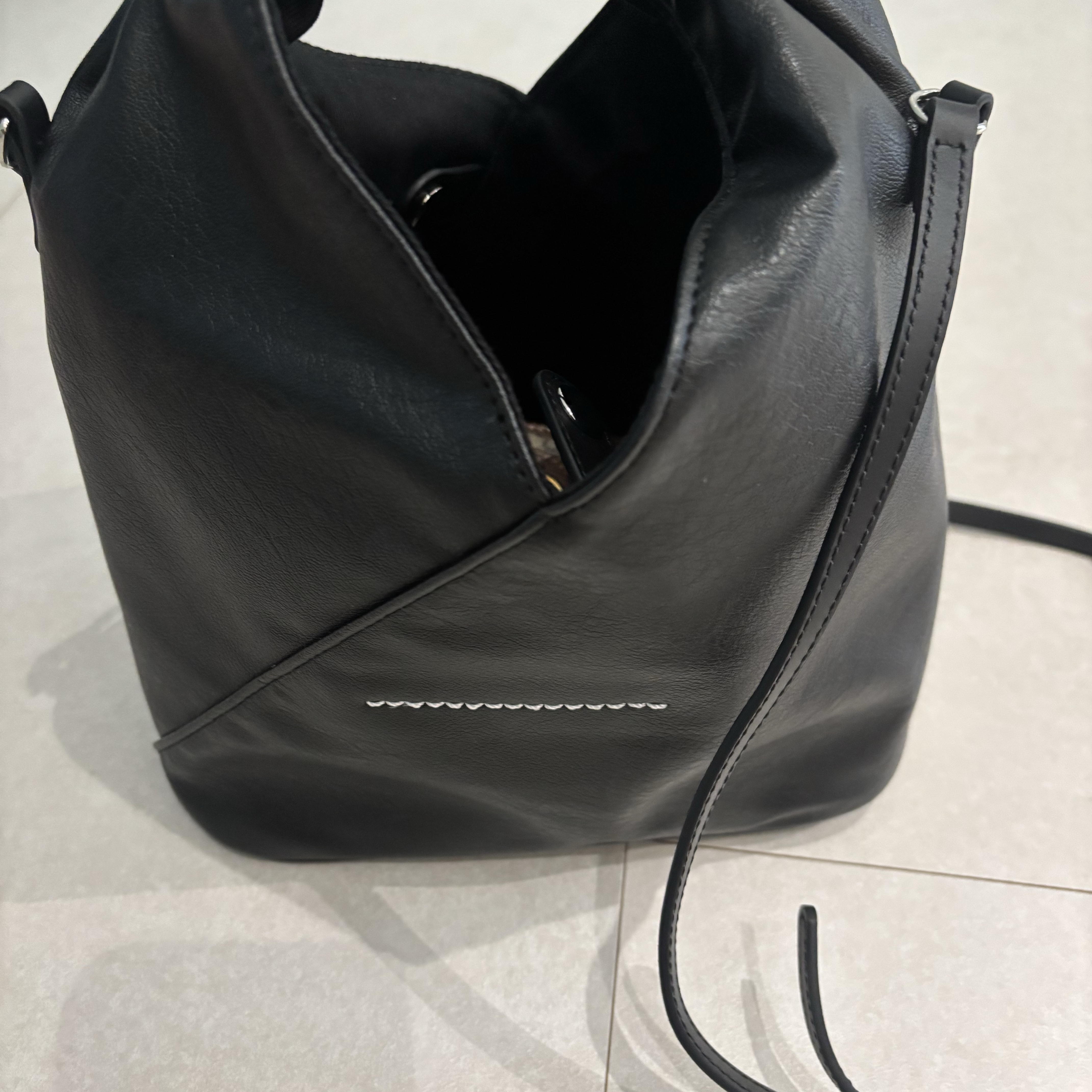 MM6 Maison Margiela Japanese Crossbody Bag Black 착용 스타일 - 2