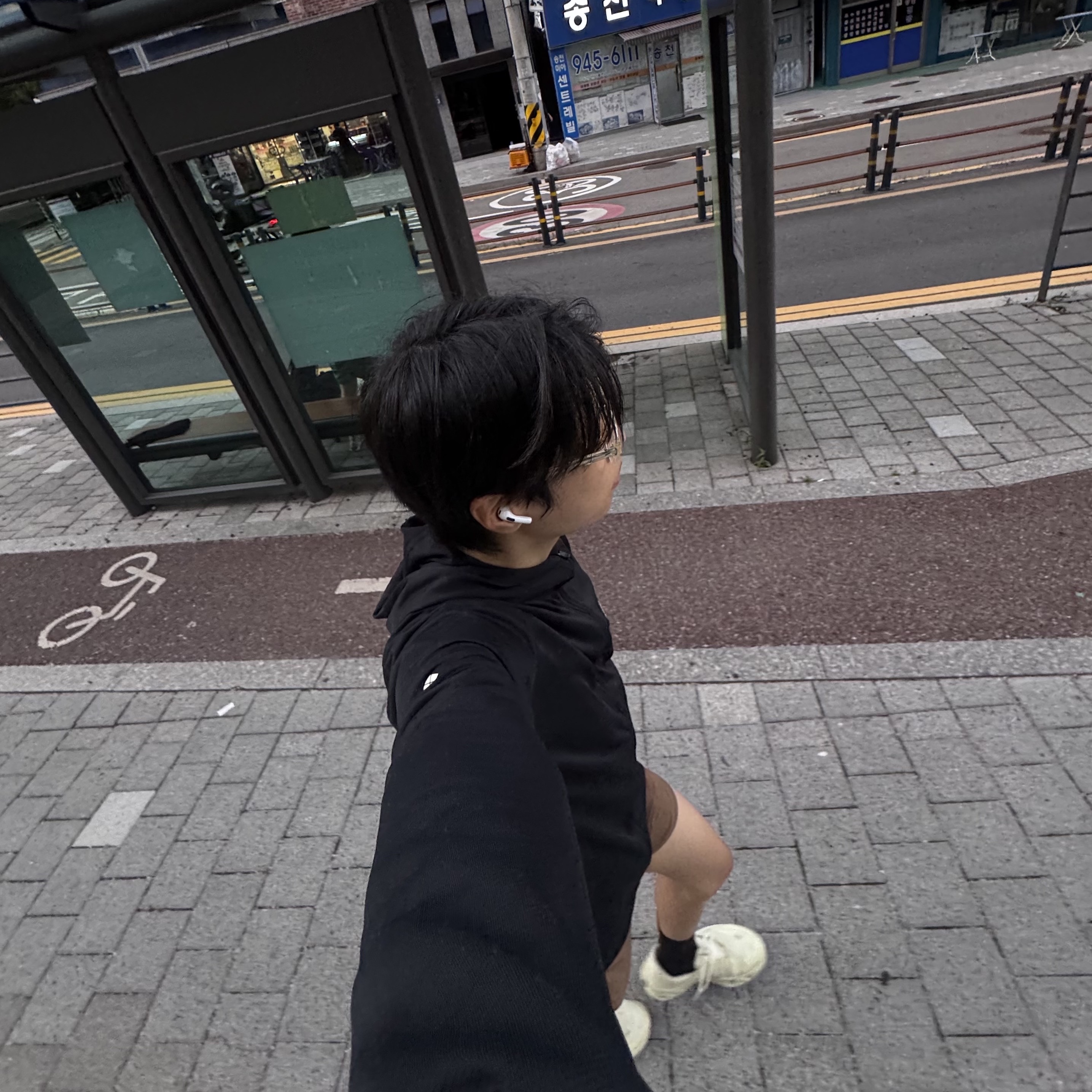 On Running x Post Archive Faction (Paf) Cloudmonster 2 Seedling White, [KREAM 단독] runwhither 3inch Shorts Brown 착용 스타일 - 2