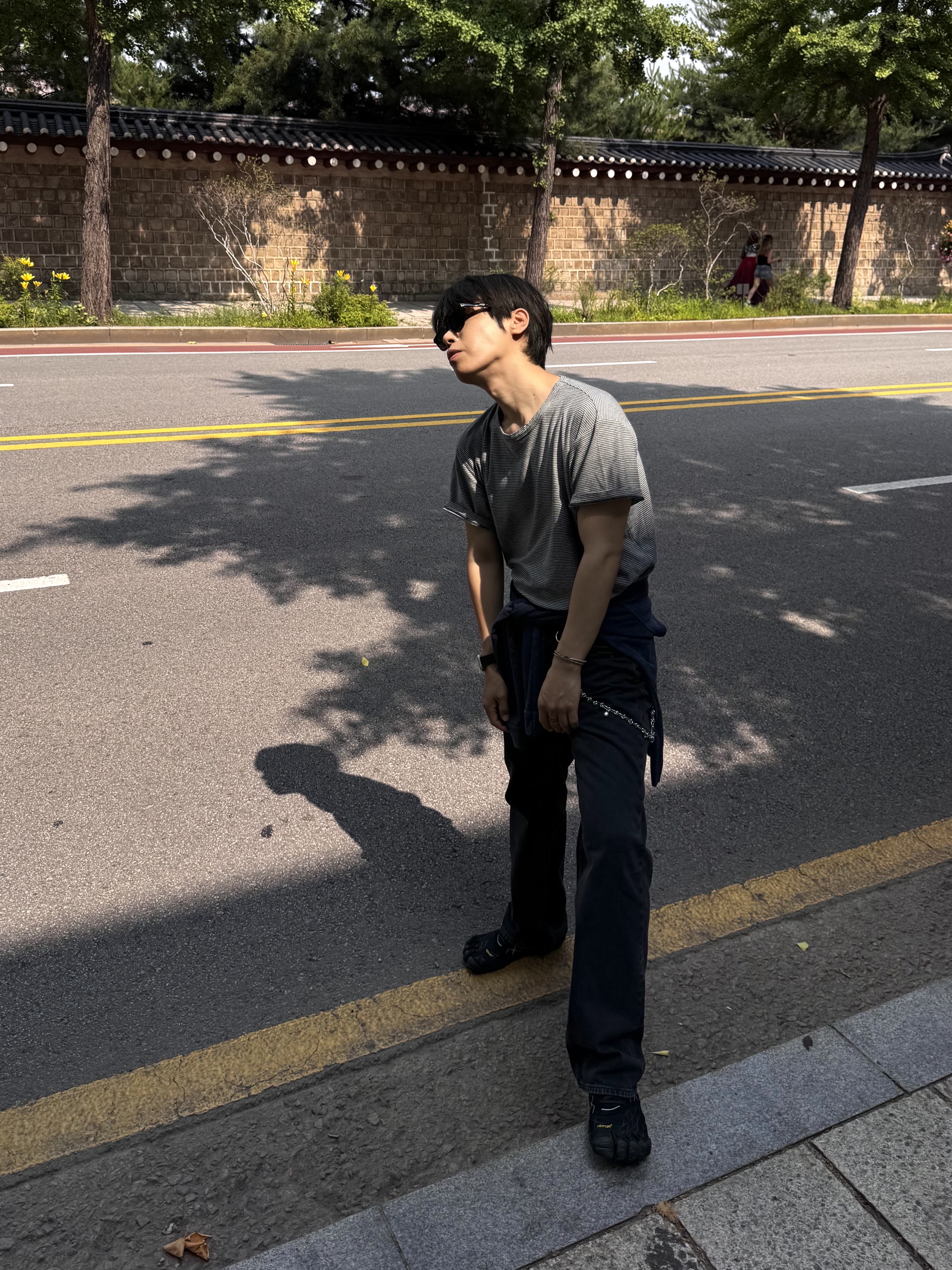 Gentle Monster x Maison Margiela MM007 Black Black, Vibram Fivefingers Seeya LS Evo Black Reflective - 26SS 착용 스타일 - 5