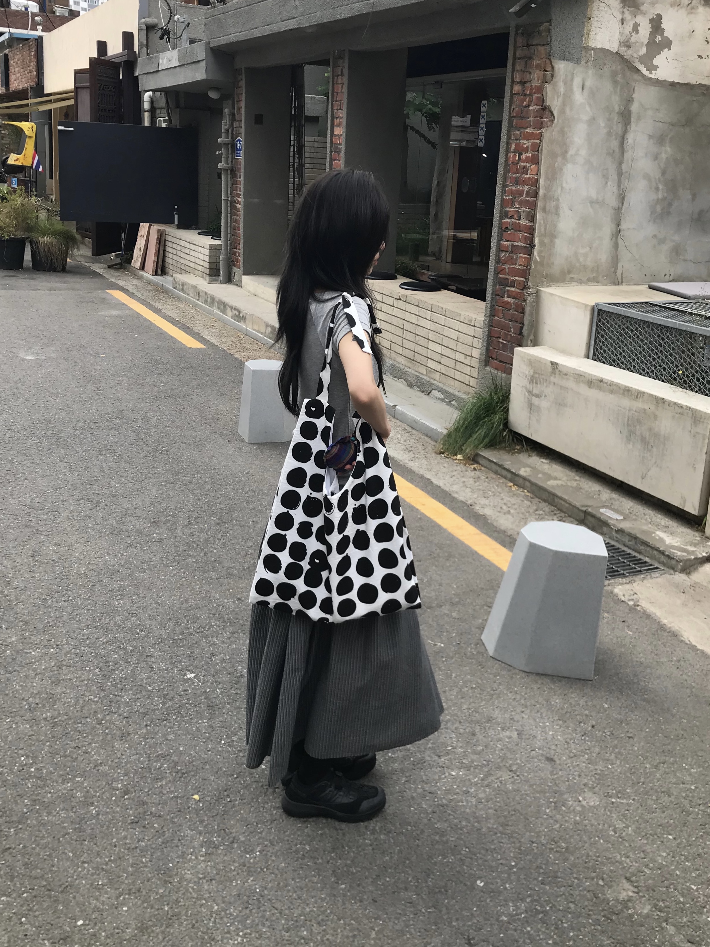 COYSEIO Double Button Stripe Skirt Black, Polyteru Women Muted T-Shirt Gray 착용 스타일