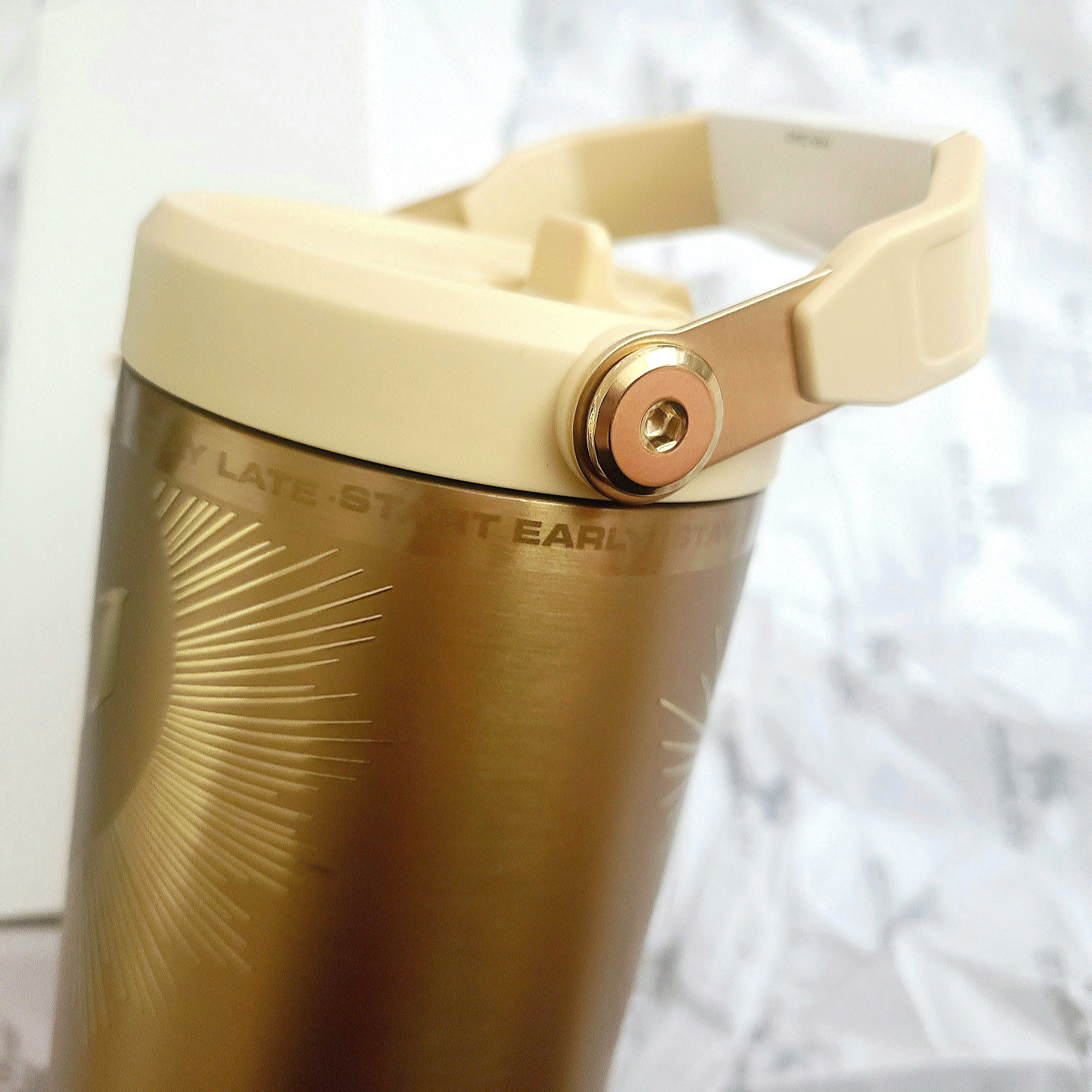 Stanley x Messi The IceFlow Flip Straw 2.0 Tumbler 887ml Messi Legacy Gold 착용 스타일 - 2