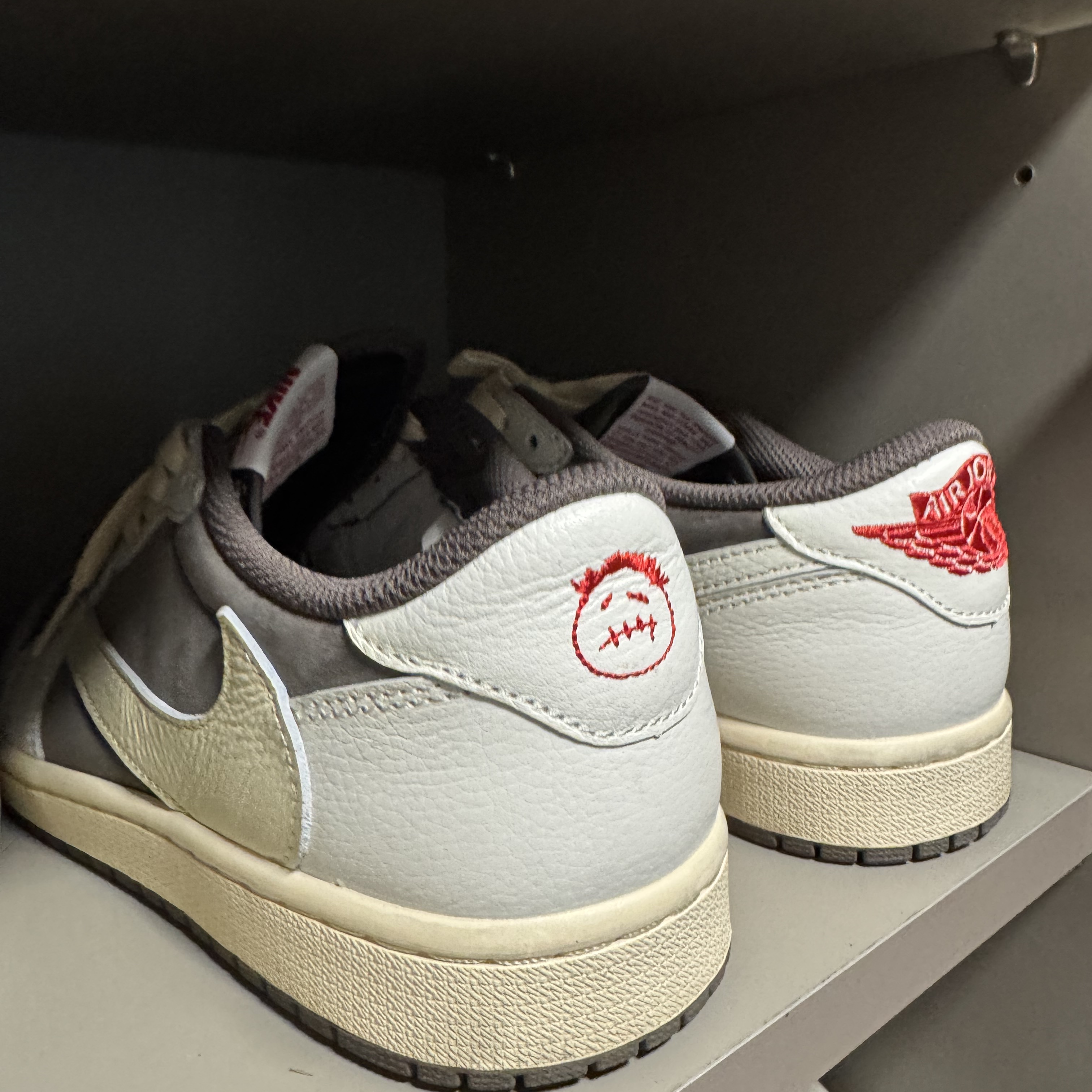 Jordan 1 x Travis Scott Retro Low OG SP Sail and Ridgerock 착용 스타일