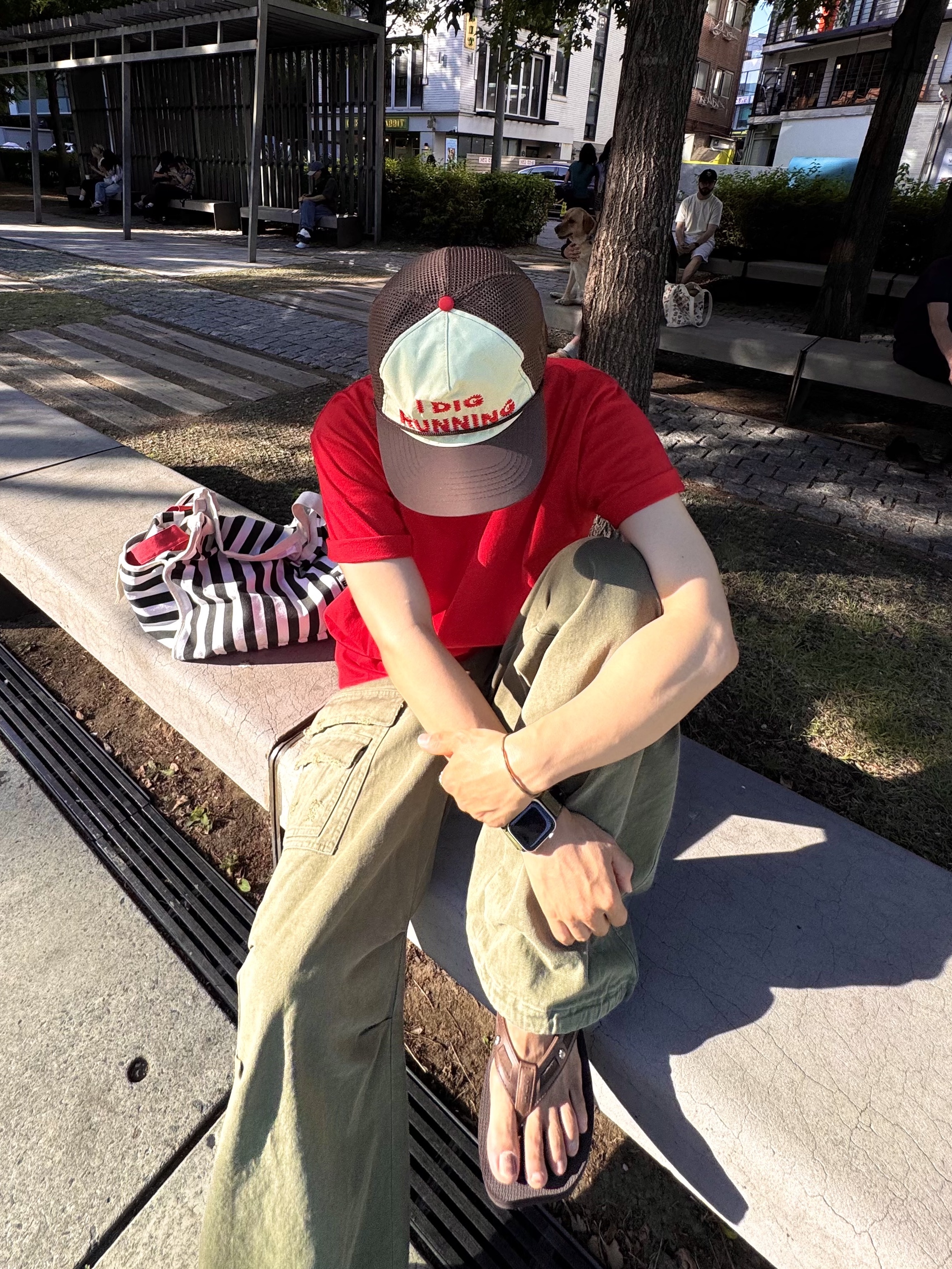 Alex Zono I Dig Running Trucker Hat OG Brown, Nonnod Double Pocket Cargo Pants Vintage khaki 착용 스타일 - 1
