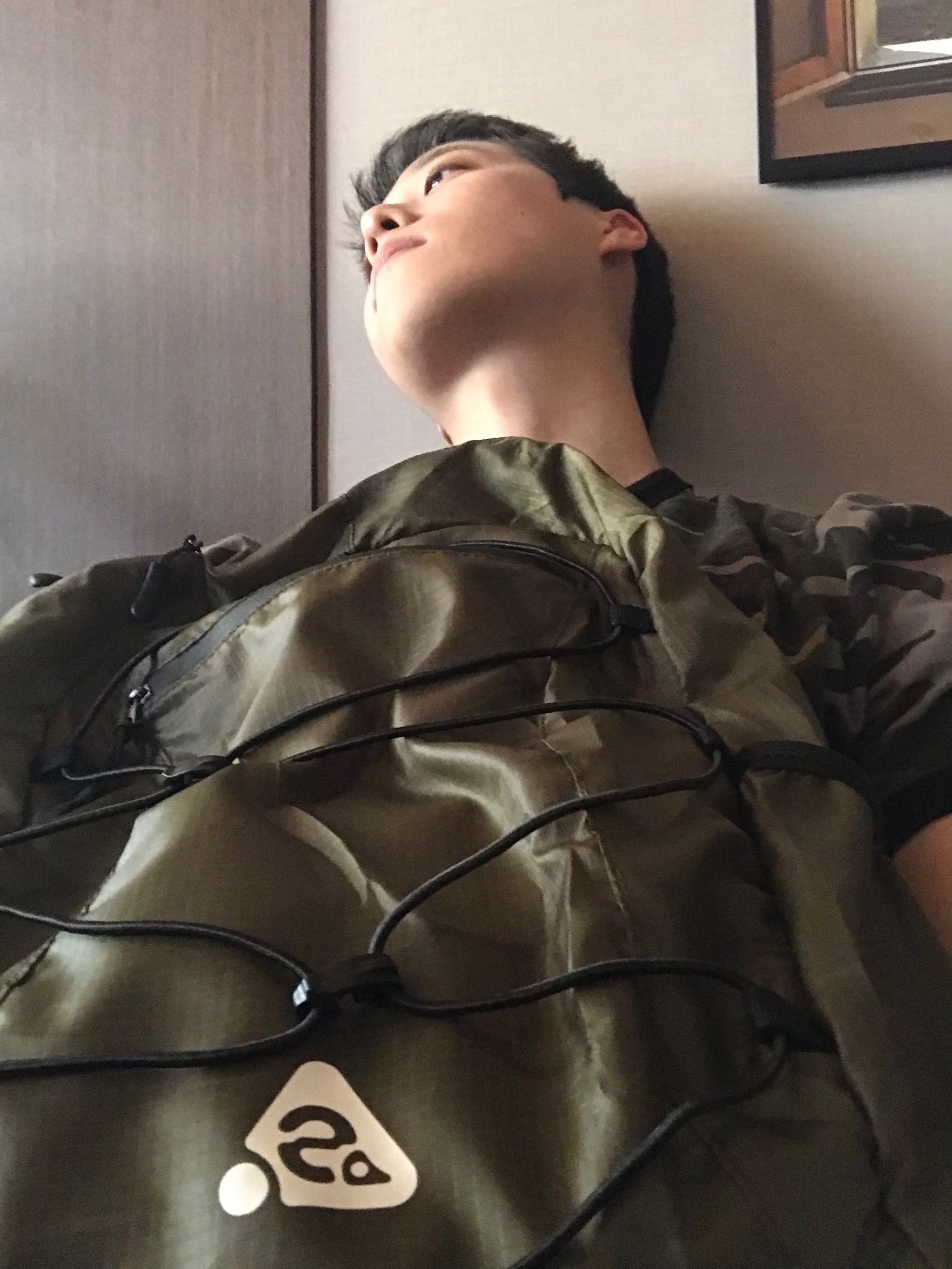 Heisan Ultra-light Compact Pocketbag V2 - Khaki (M), (W) On Running Cloud X 4 Black Eclipse 착용 스타일 - 3