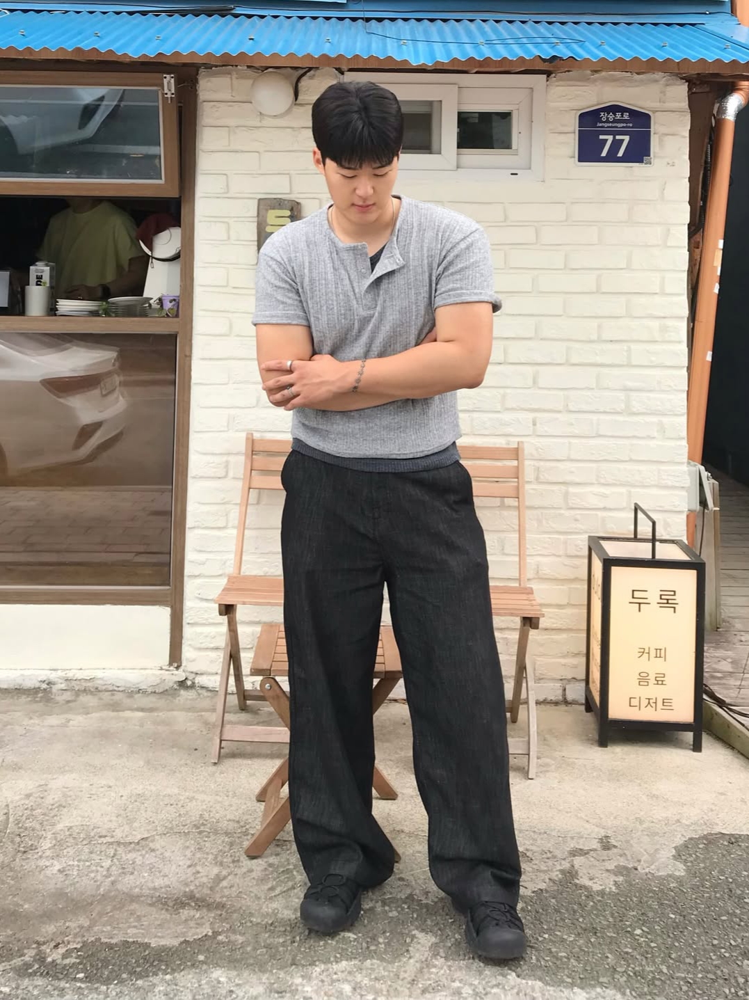 Knitted Henley Neck Crop Knit T-Shirts Grey 착용 스타일 - 1