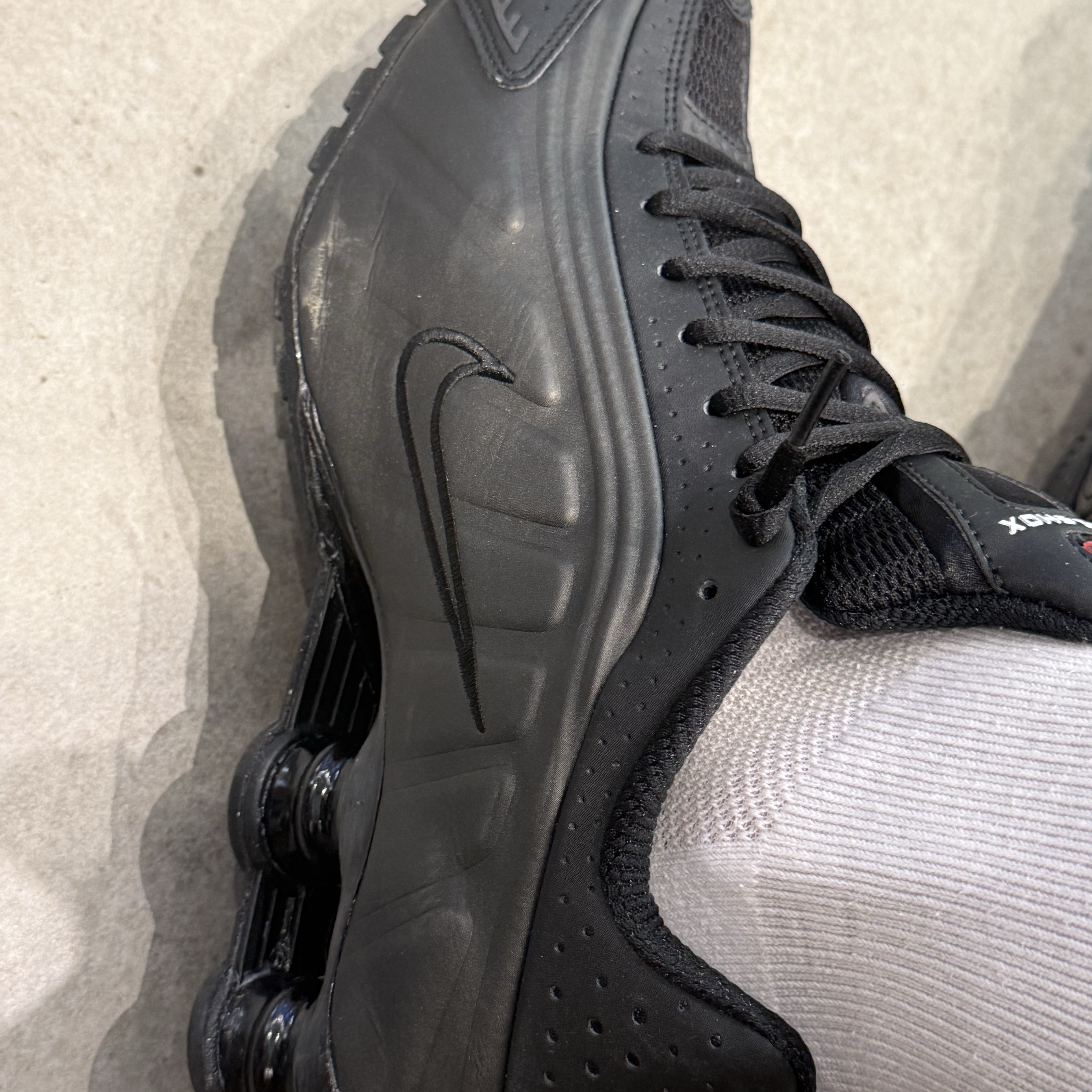 Nike Shox R4 Black Bright Crimson 착용 스타일 - 2