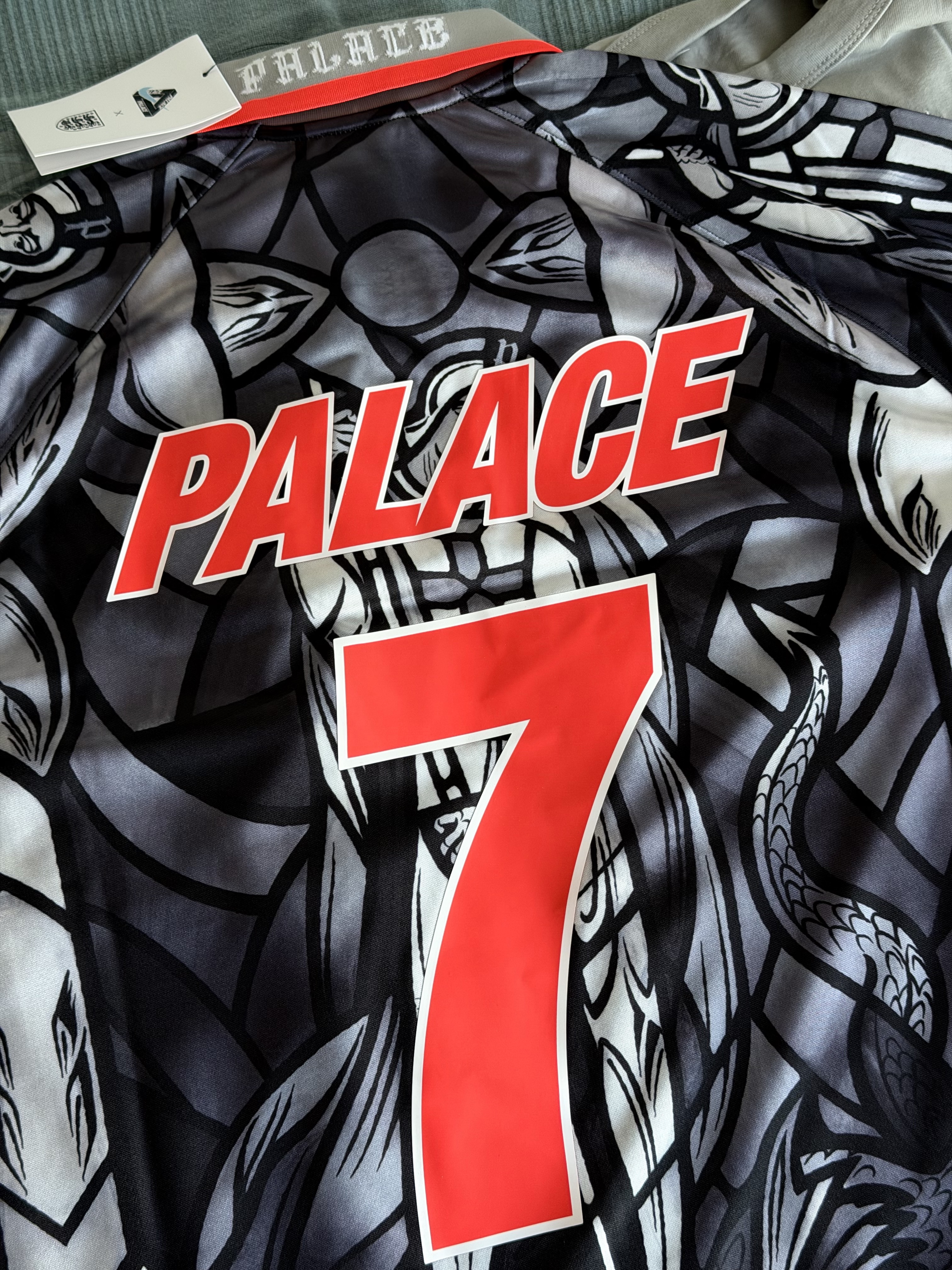 Palace x Nike England Short Sleeve Soccer Jersey Pewter Grey Bright Crimson, Palace x Nike England T-Shirt Pewter Grey 착용 스타일 - 2
