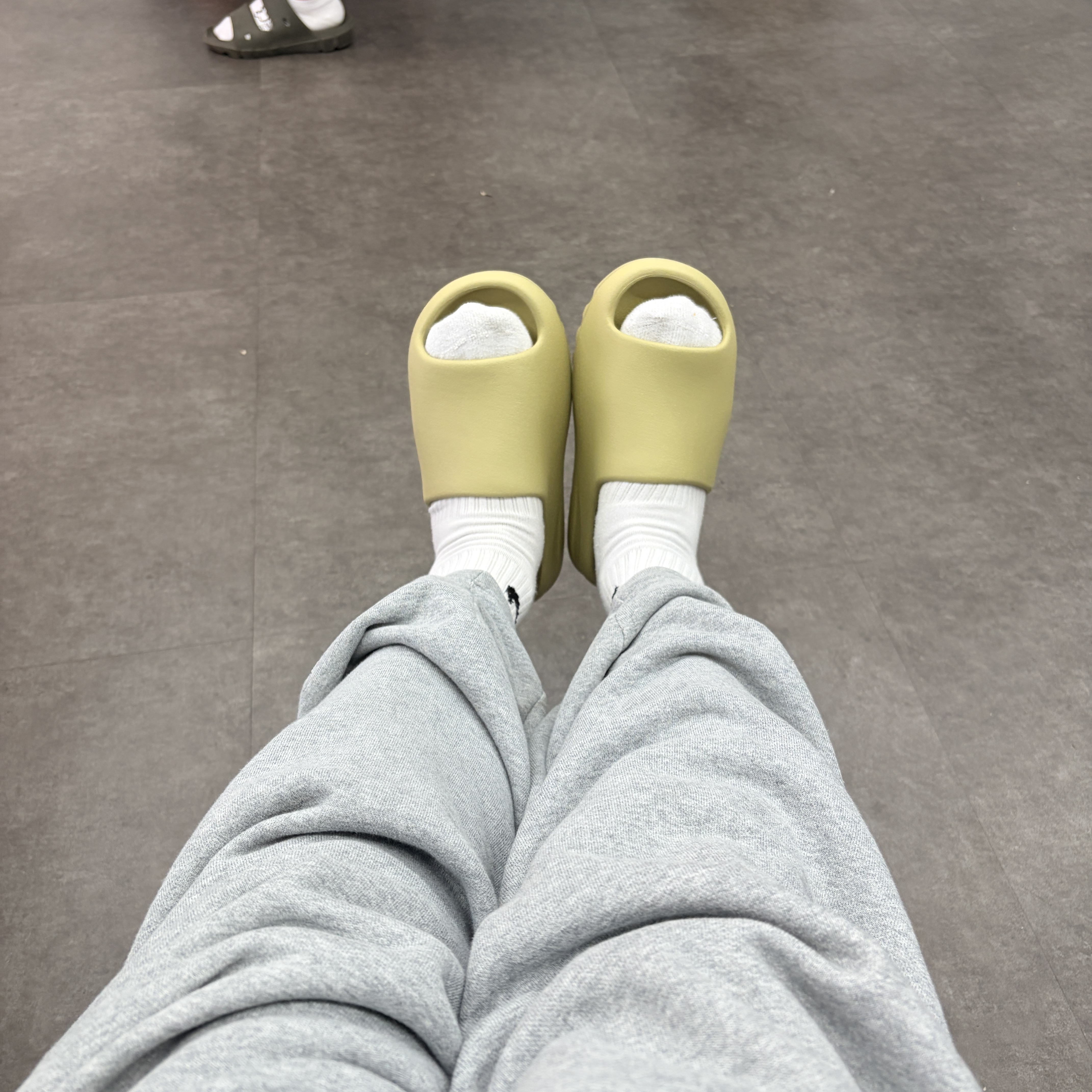 Adidas Yeezy Slide Resin 2022 착용 스타일