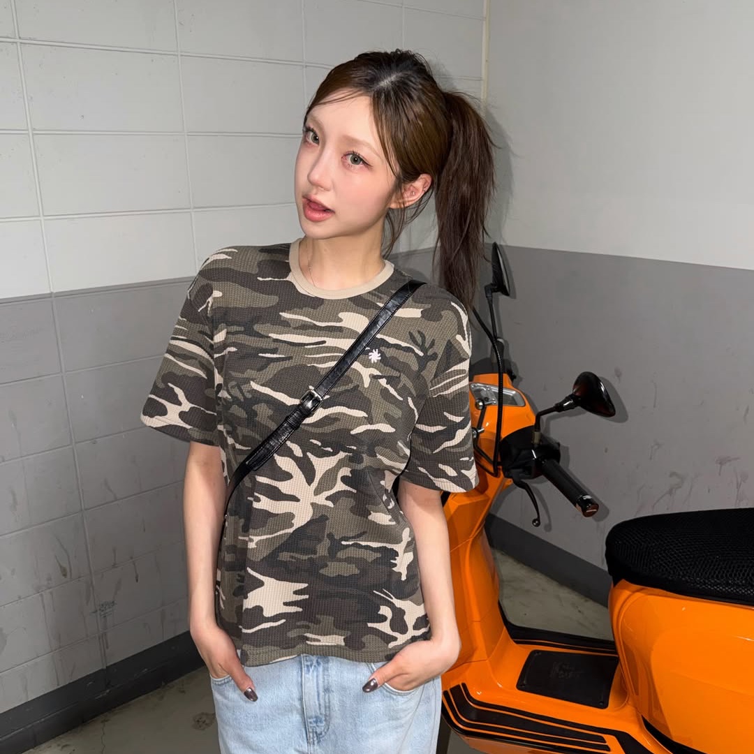 SLOW RECORD HOUSE Logo Waffle Crop T-Shirt Camo (Beige) 착용 스타일 - 1