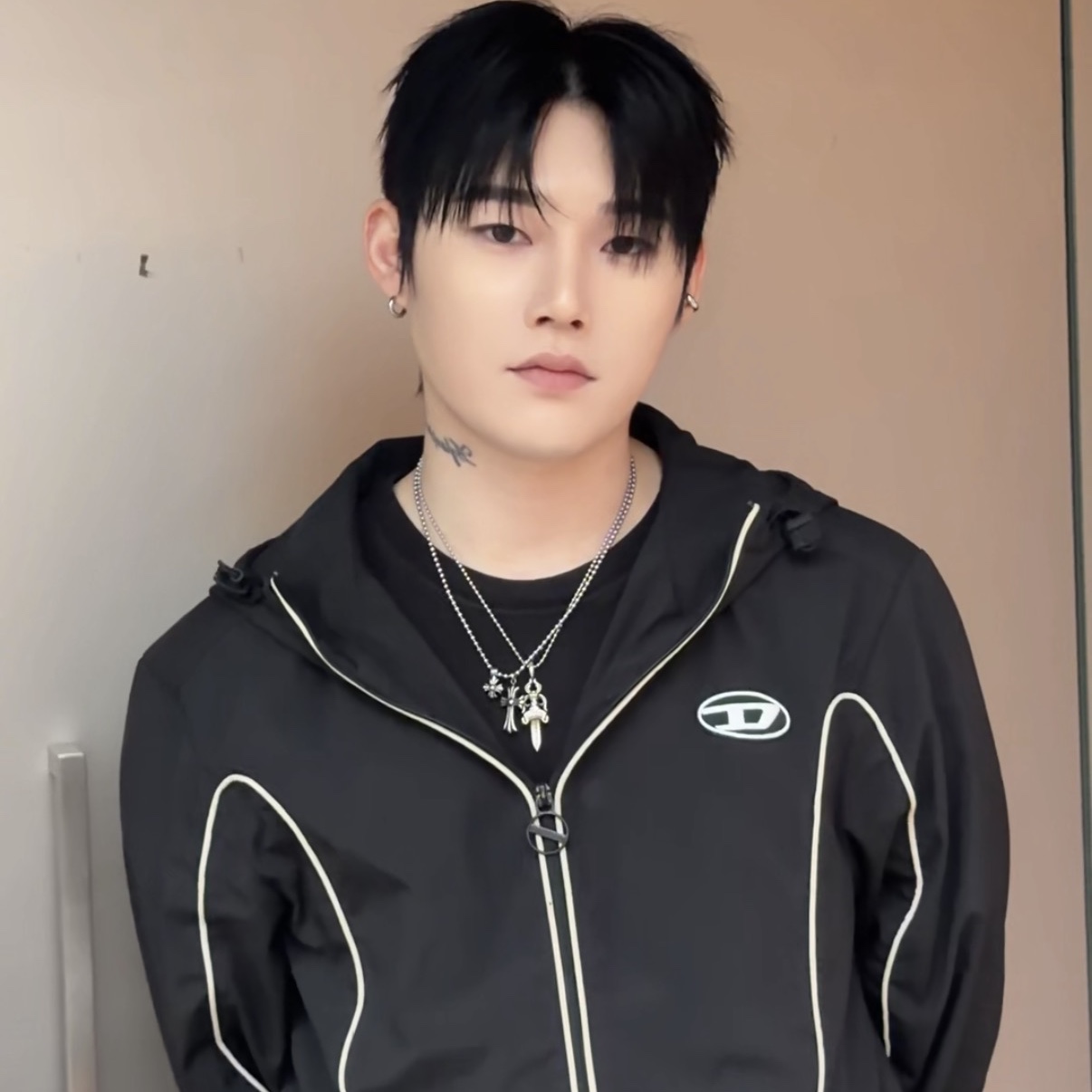 Diesel J-Hives Windbreaker with Contrast Piping Black, Chrome Hearts Double Dagger Pendant Silver 착용 스타일 - 1