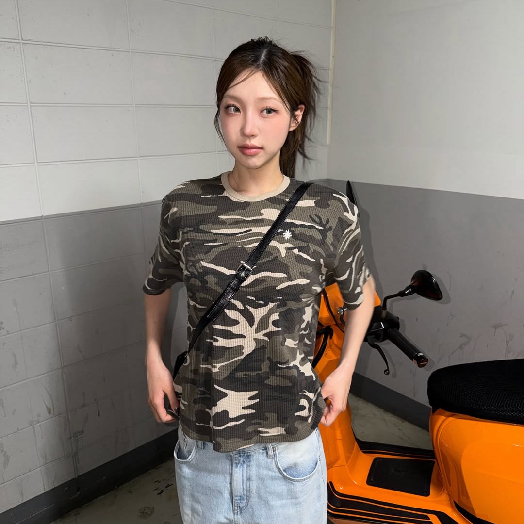 SLOW RECORD HOUSE Logo Waffle Crop T-Shirt Camo (Beige) 착용 스타일 - 2