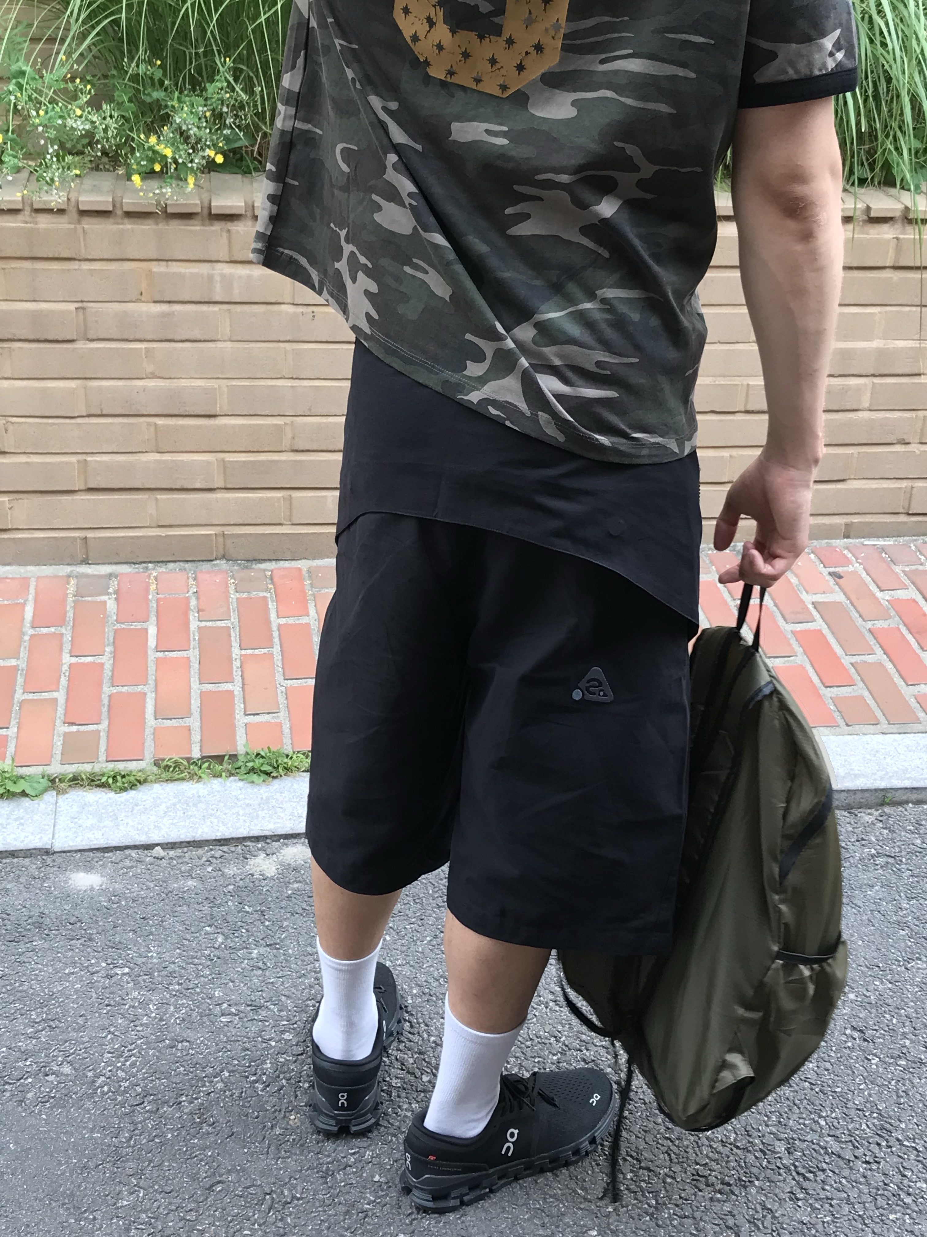 Heisan Ultra-light Compact Pocketbag V2 - Khaki (M), (W) On Running Cloud X 4 Black Eclipse 착용 스타일 - 1