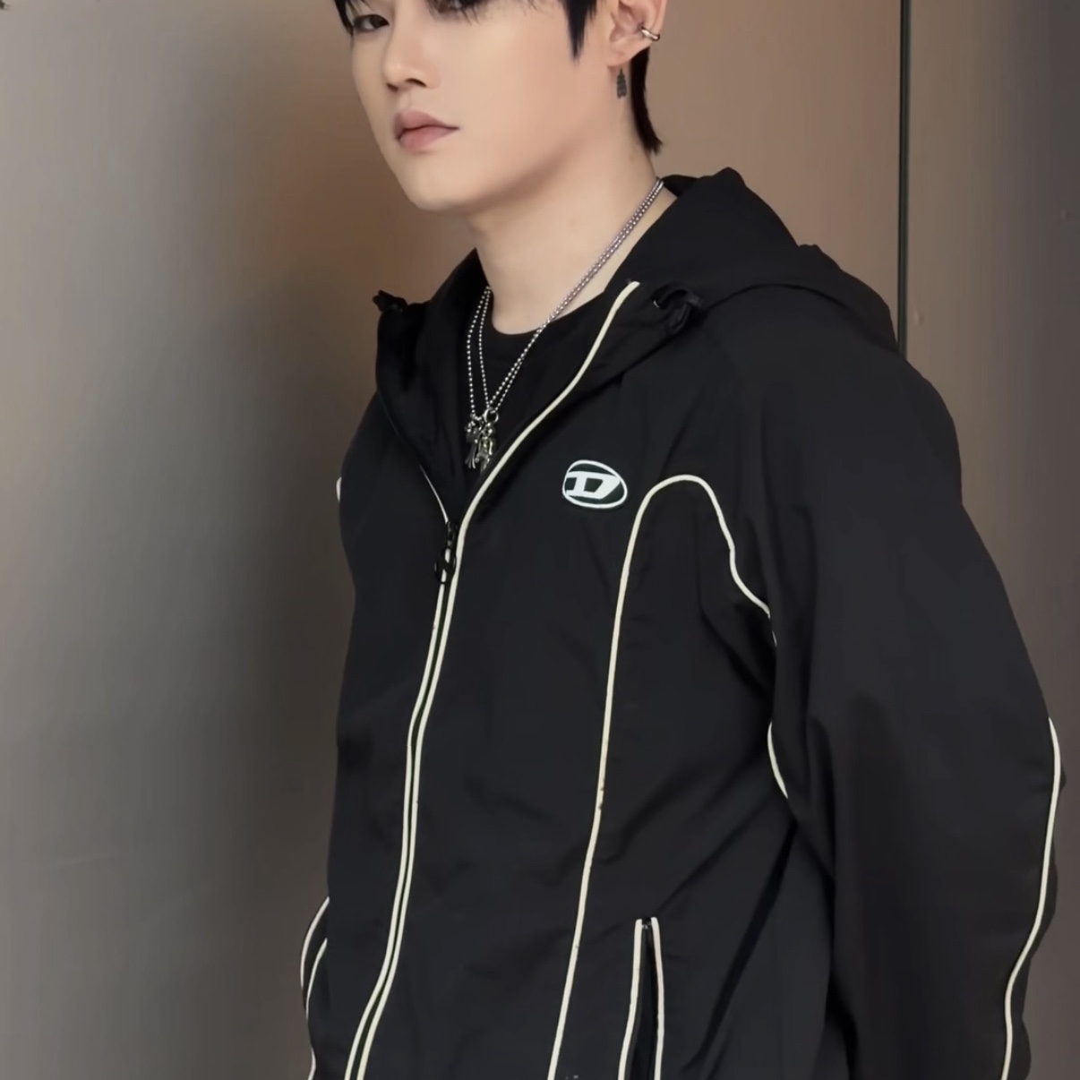 Diesel J-Hives Windbreaker with Contrast Piping Black, Chrome Hearts Double Dagger Pendant Silver 착용 스타일 - 2