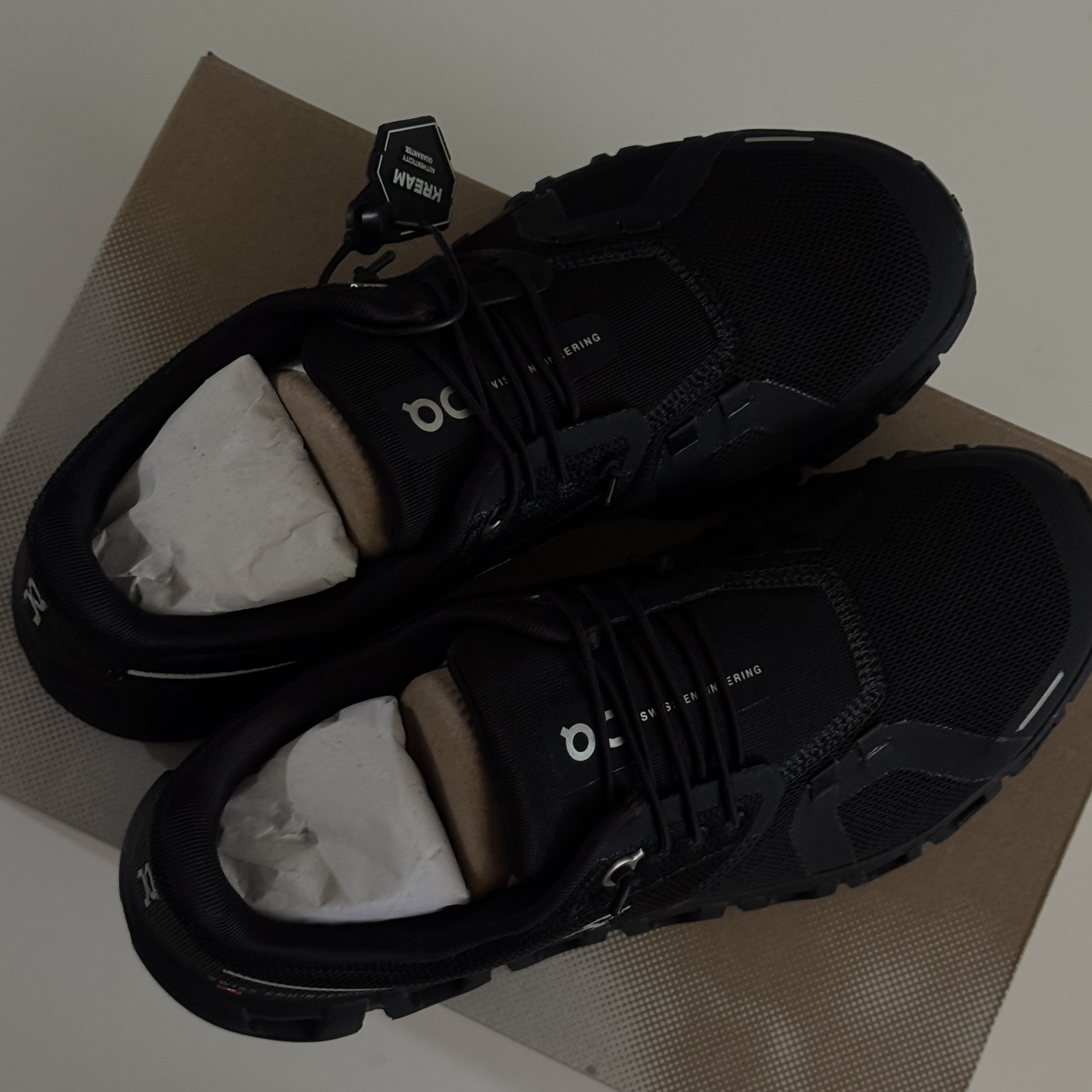 (W) On Running Cloud 6 Black 착용 스타일