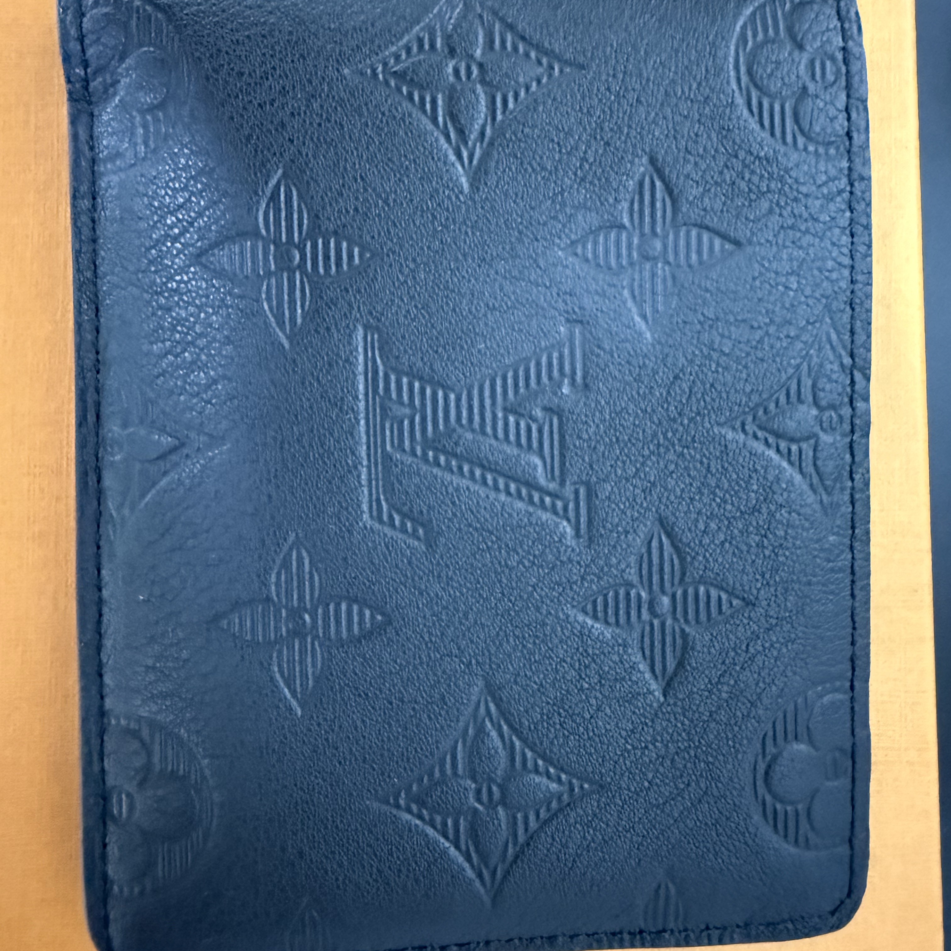 Louis Vuitton Multiple Wallet Monogram Shadow 착용 스타일 - 2