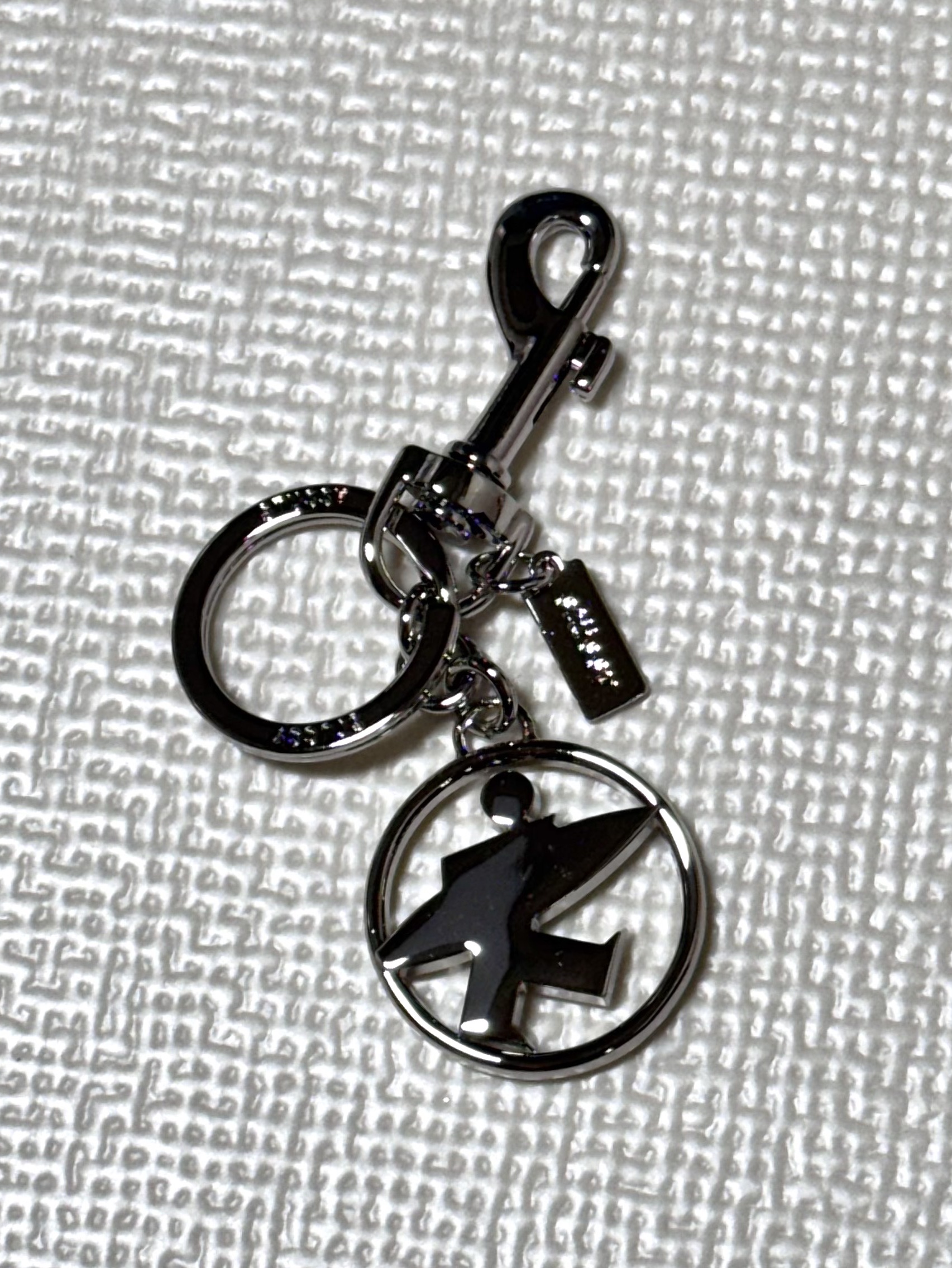 Stussy Surfman Keychain Silver 착용 스타일