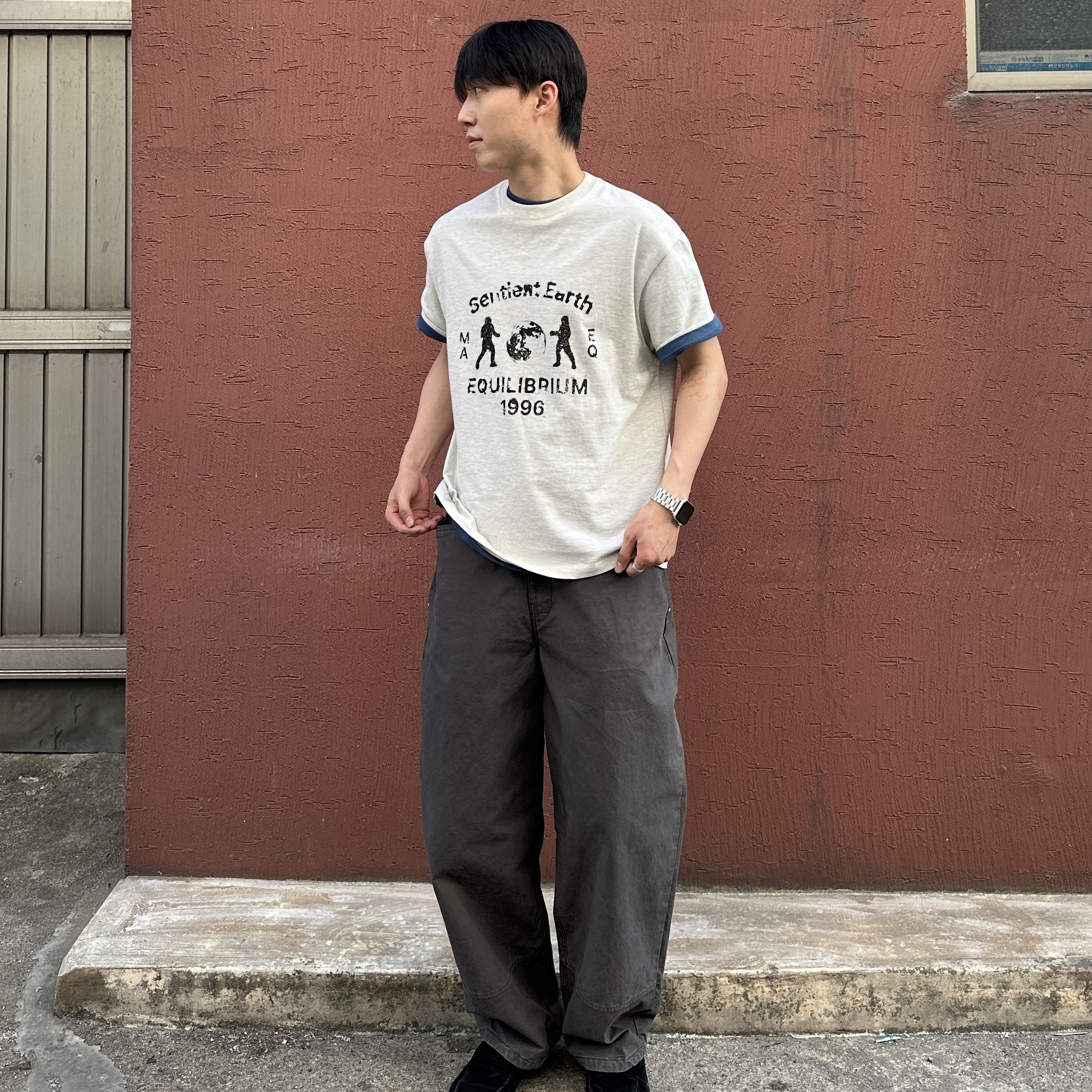Millo Archive Sentient Earth T-Shirt Oatmeal, Millo Archive Repeat Typo T-Shirt Space Blue 착용 스타일 - 3