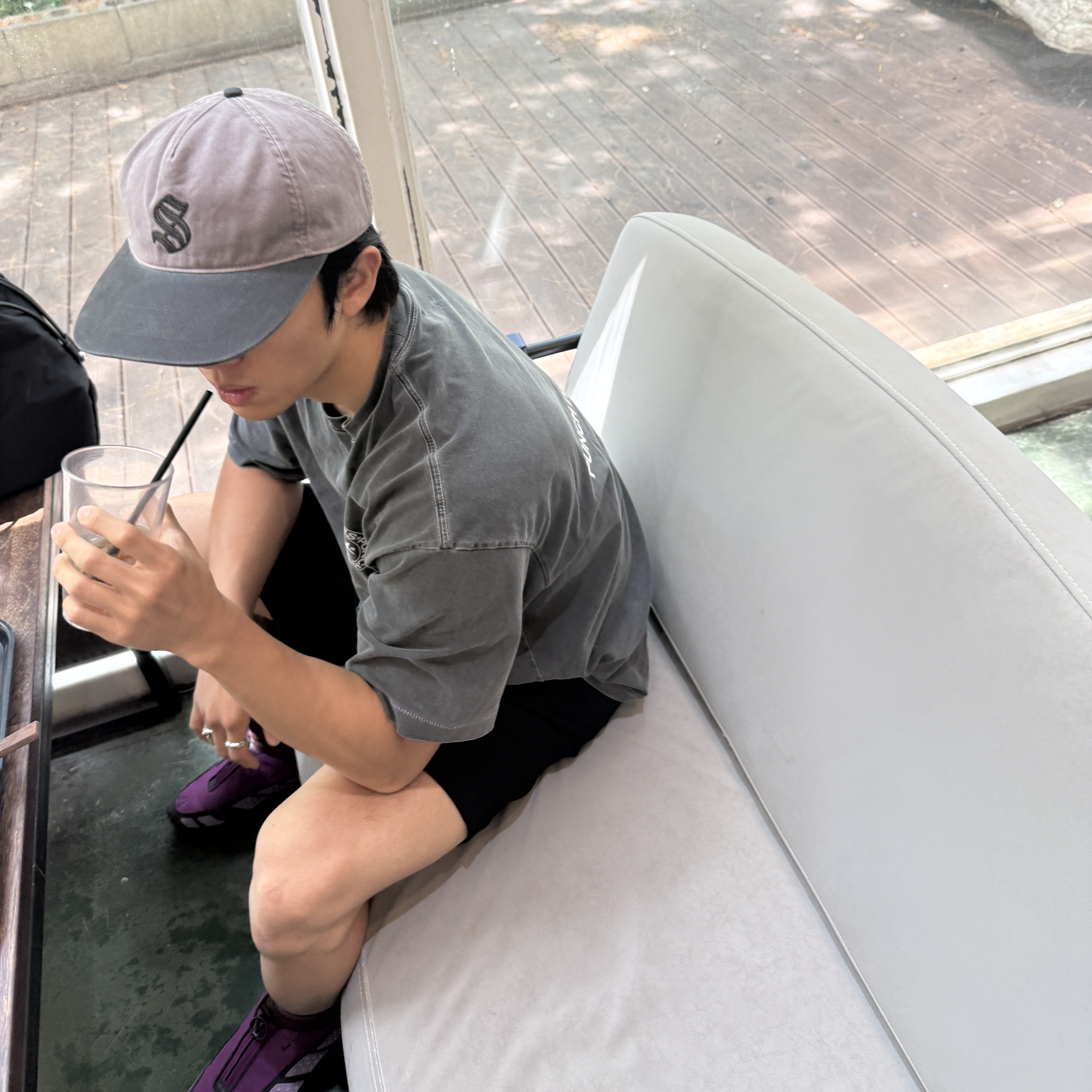 [예약 배송] Sunday Ceremony Old English Vintage Logo Cap - Lavender, Sunday Ceremony Sy Logo 5 Panel Cotton Cap - Brown 착용 스타일 - 4