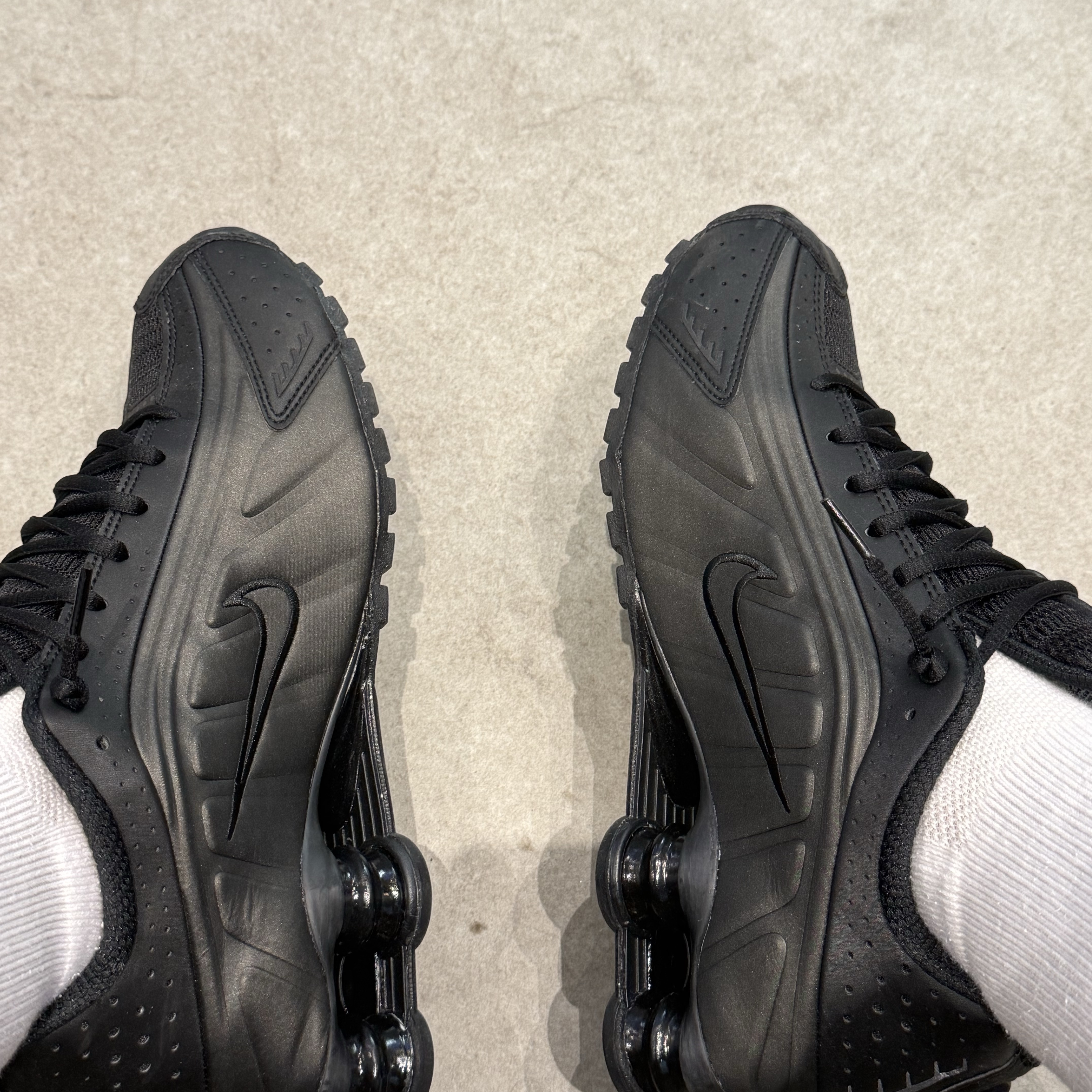 Nike Shox R4 Black Bright Crimson 착용 스타일 - 1